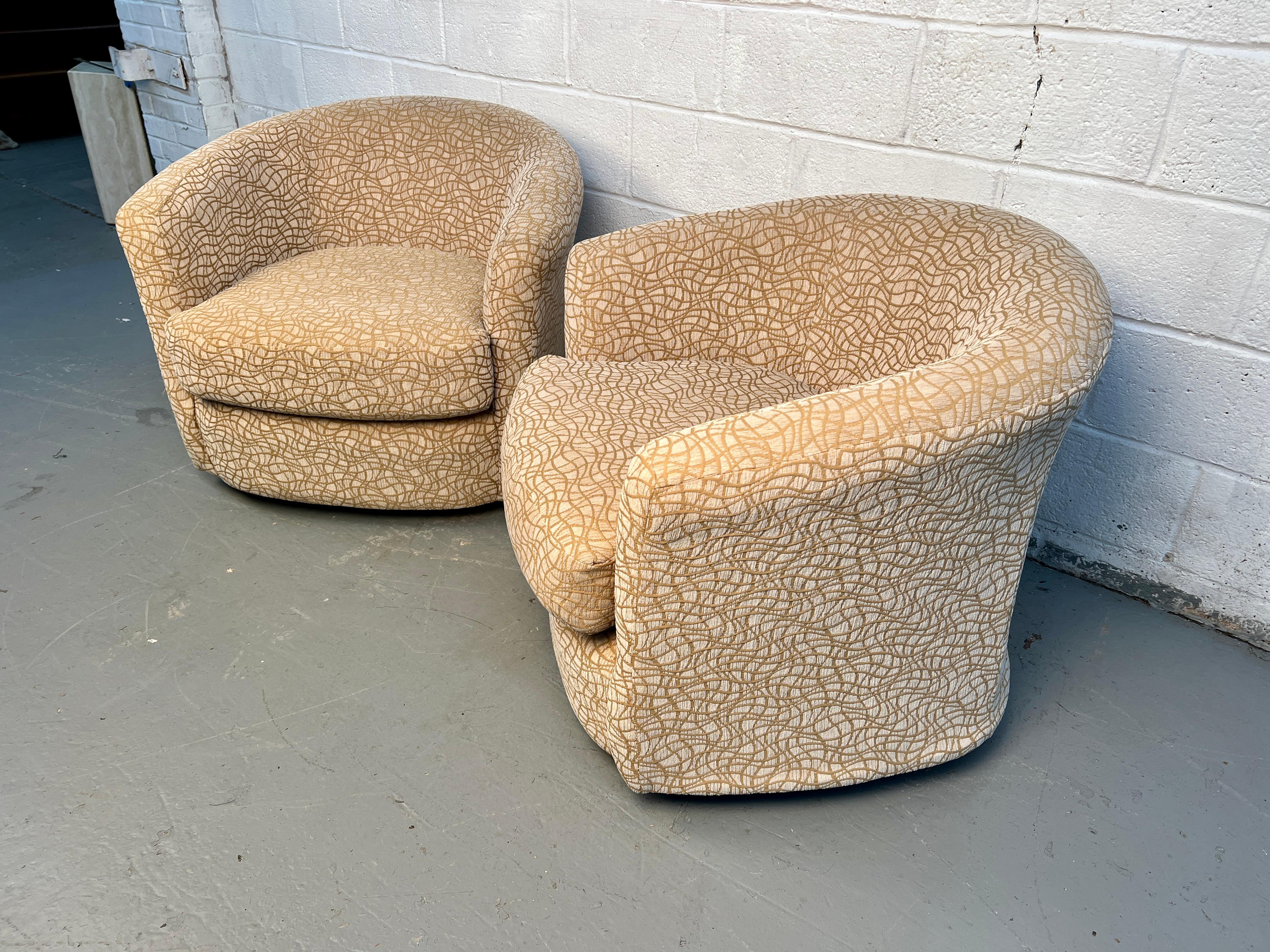 Paire de confortables chaises pivotantes modernes du milieu du siècle dernier Bon état - En vente à Brooklyn, NY