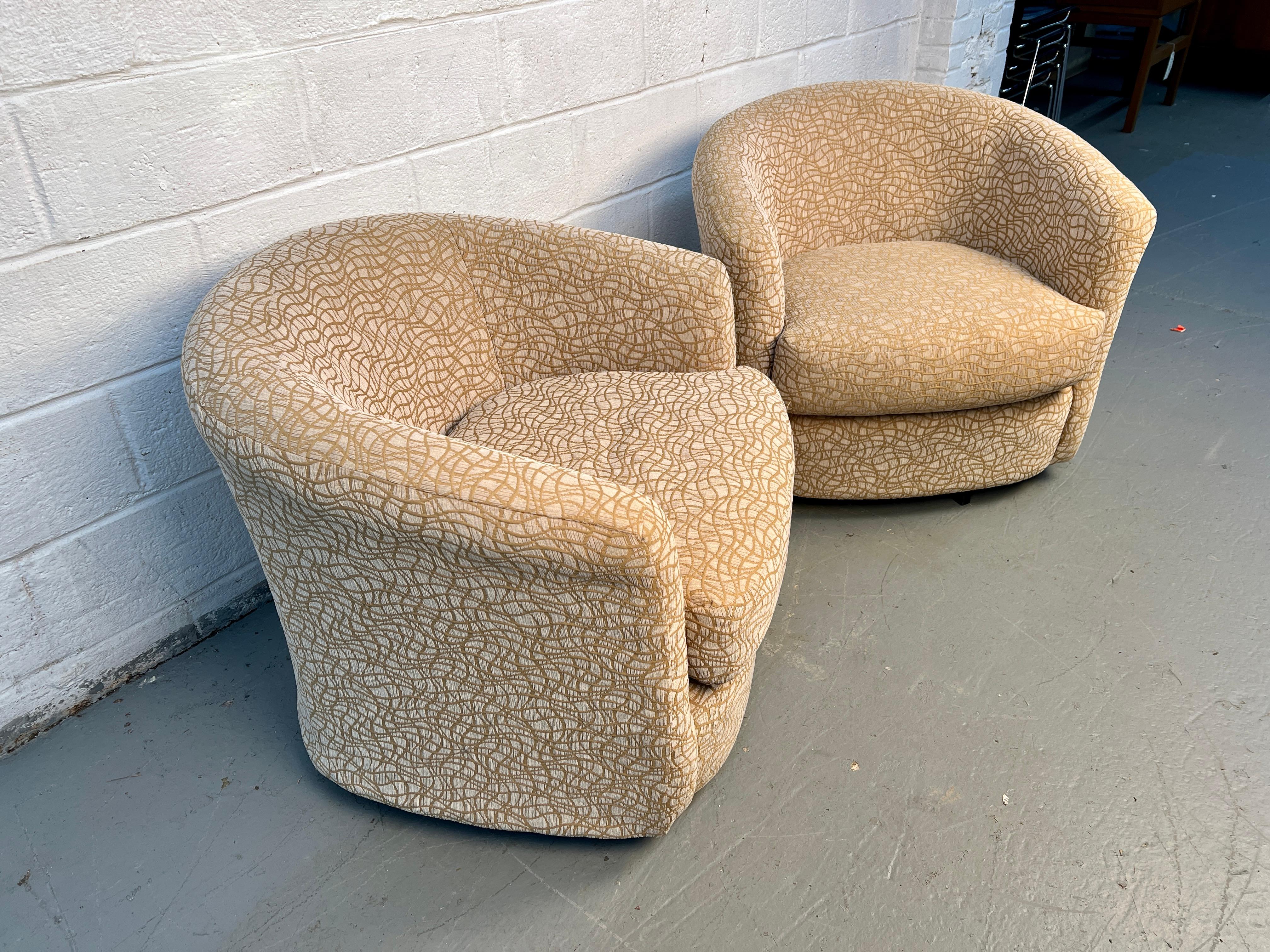 20ième siècle Paire de confortables chaises pivotantes modernes du milieu du siècle dernier en vente