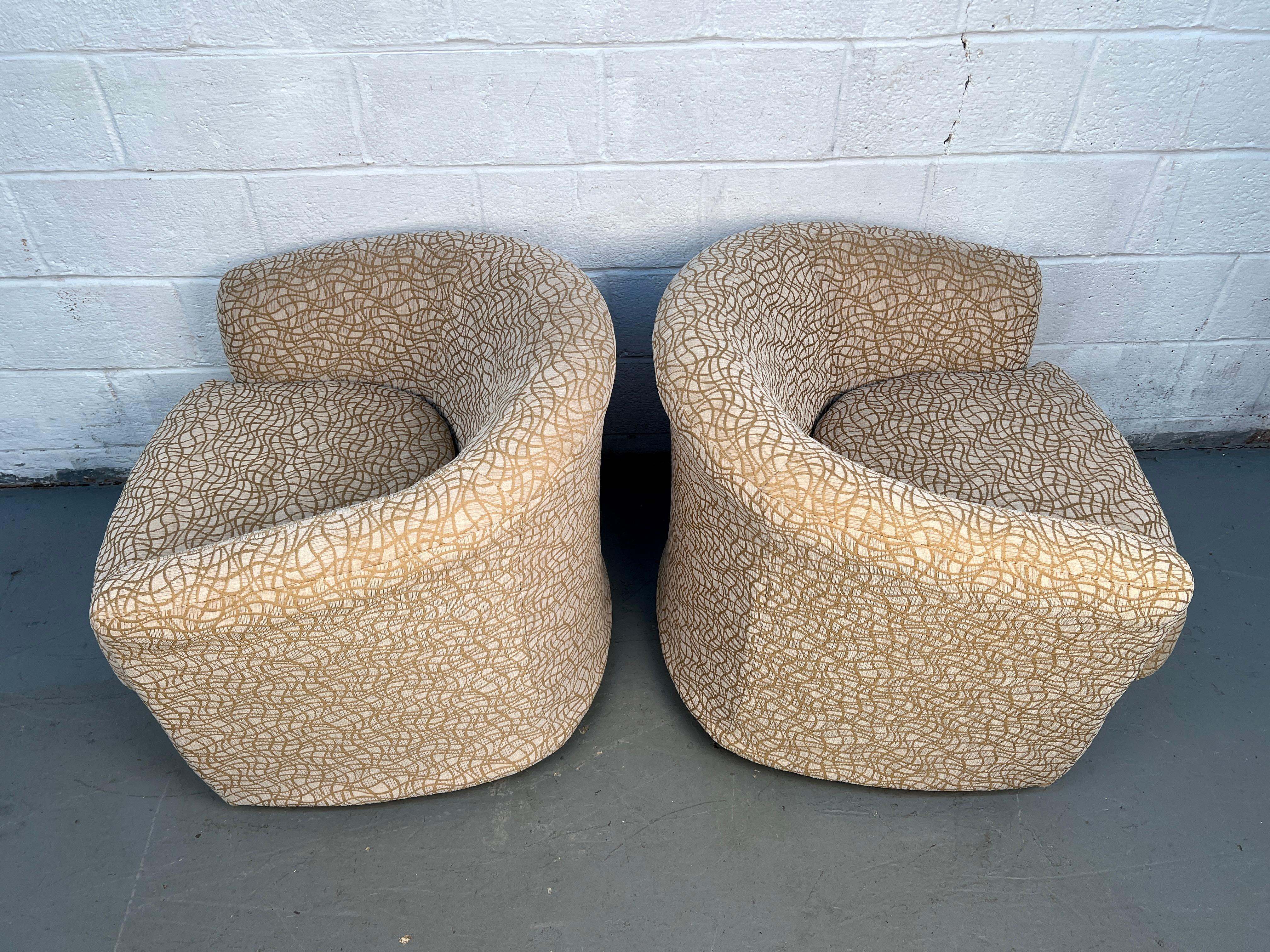 Tissu Paire de confortables chaises pivotantes modernes du milieu du siècle dernier en vente