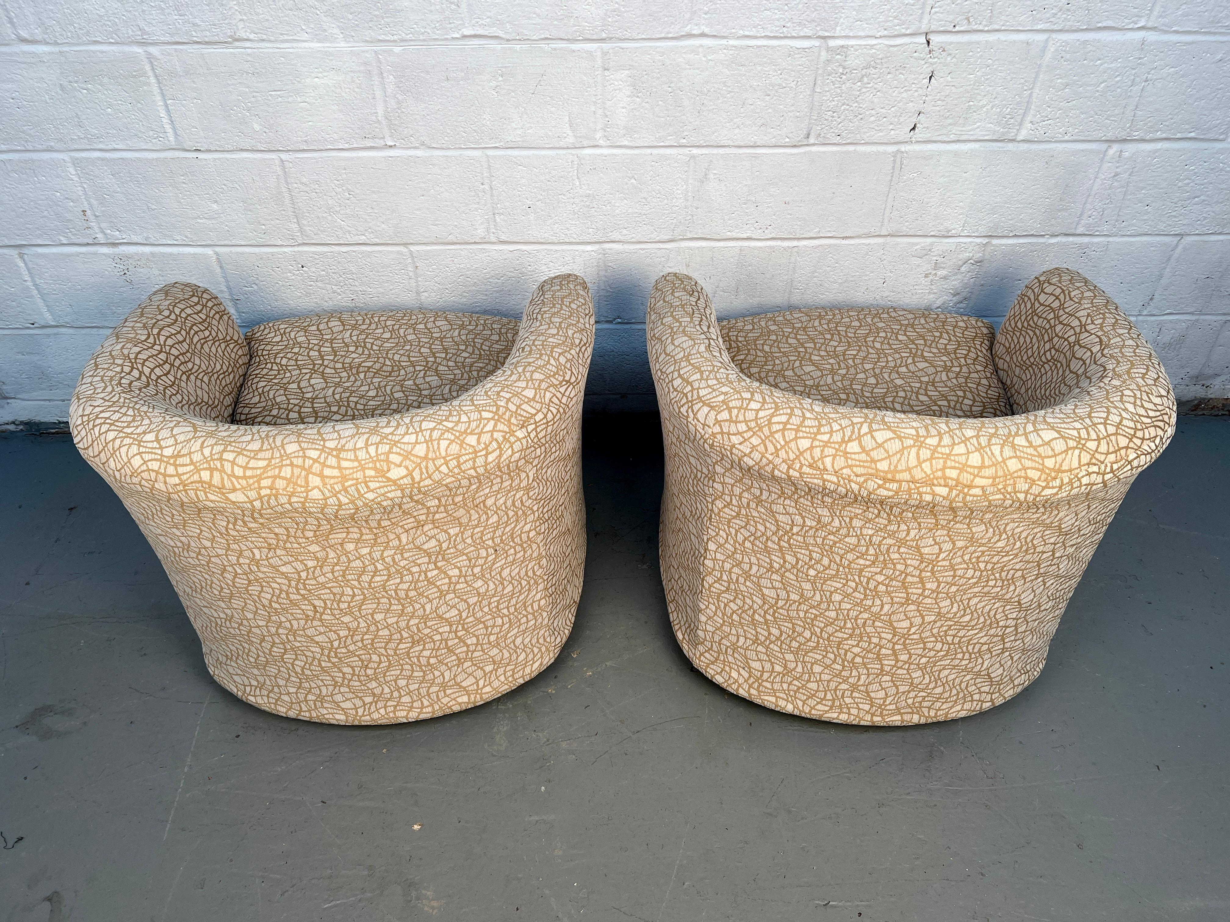 Paire de confortables chaises pivotantes modernes du milieu du siècle dernier en vente 1