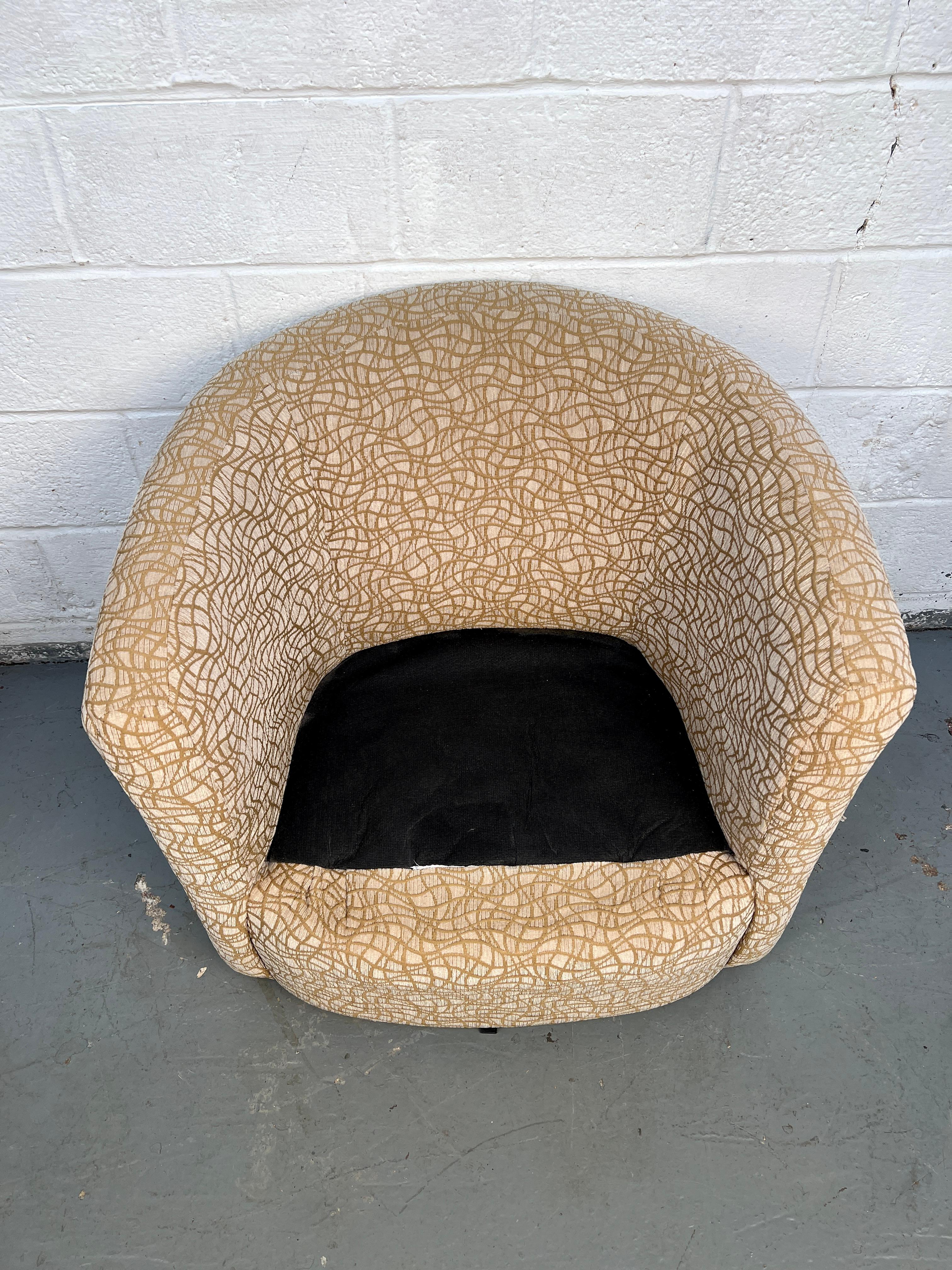 Paire de confortables chaises pivotantes modernes du milieu du siècle dernier en vente 2