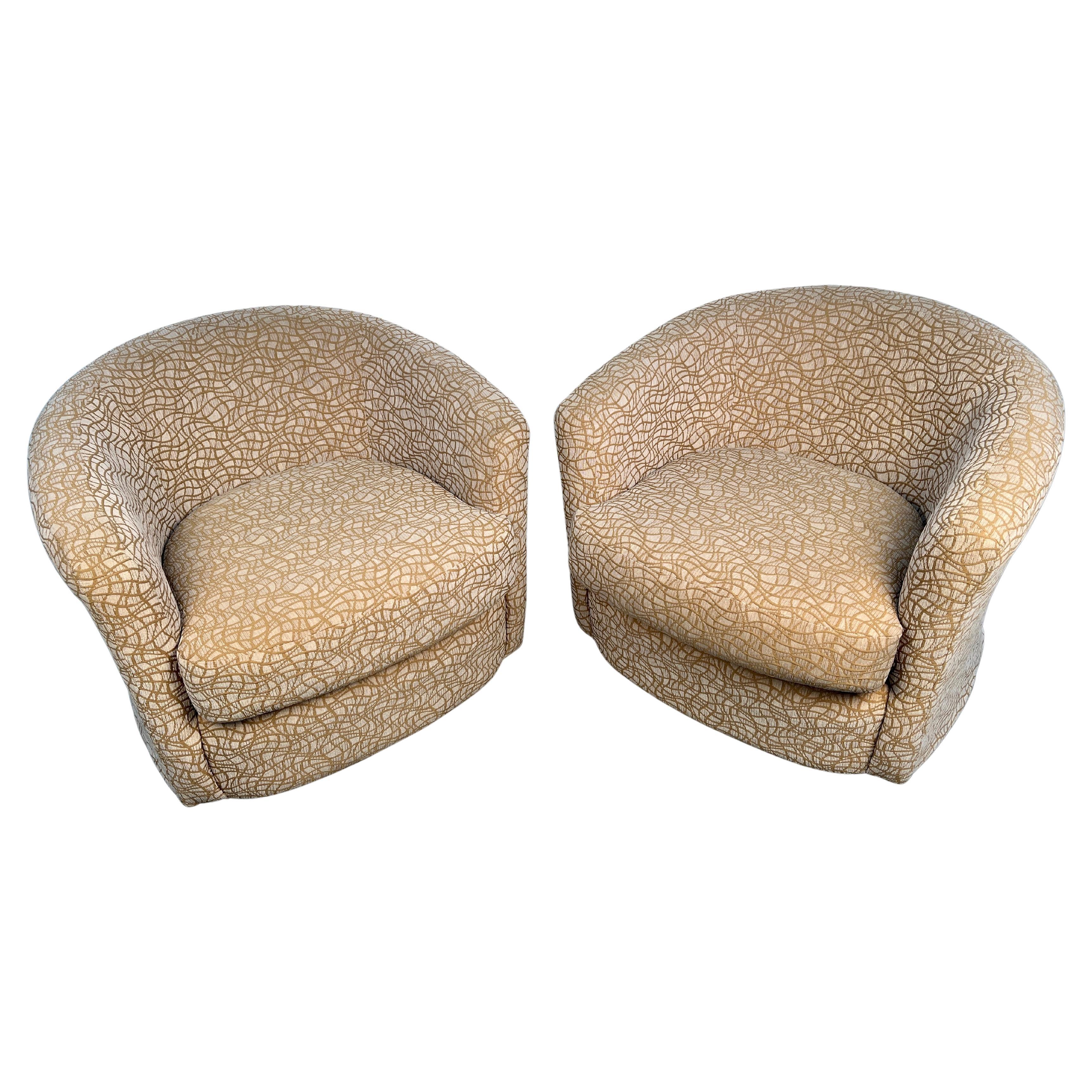 Paire de confortables chaises pivotantes modernes du milieu du siècle dernier