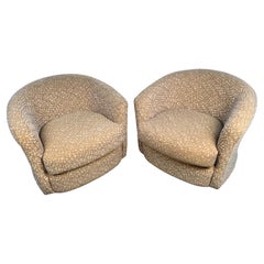 Paire de confortables chaises pivotantes modernes du milieu du siècle dernier