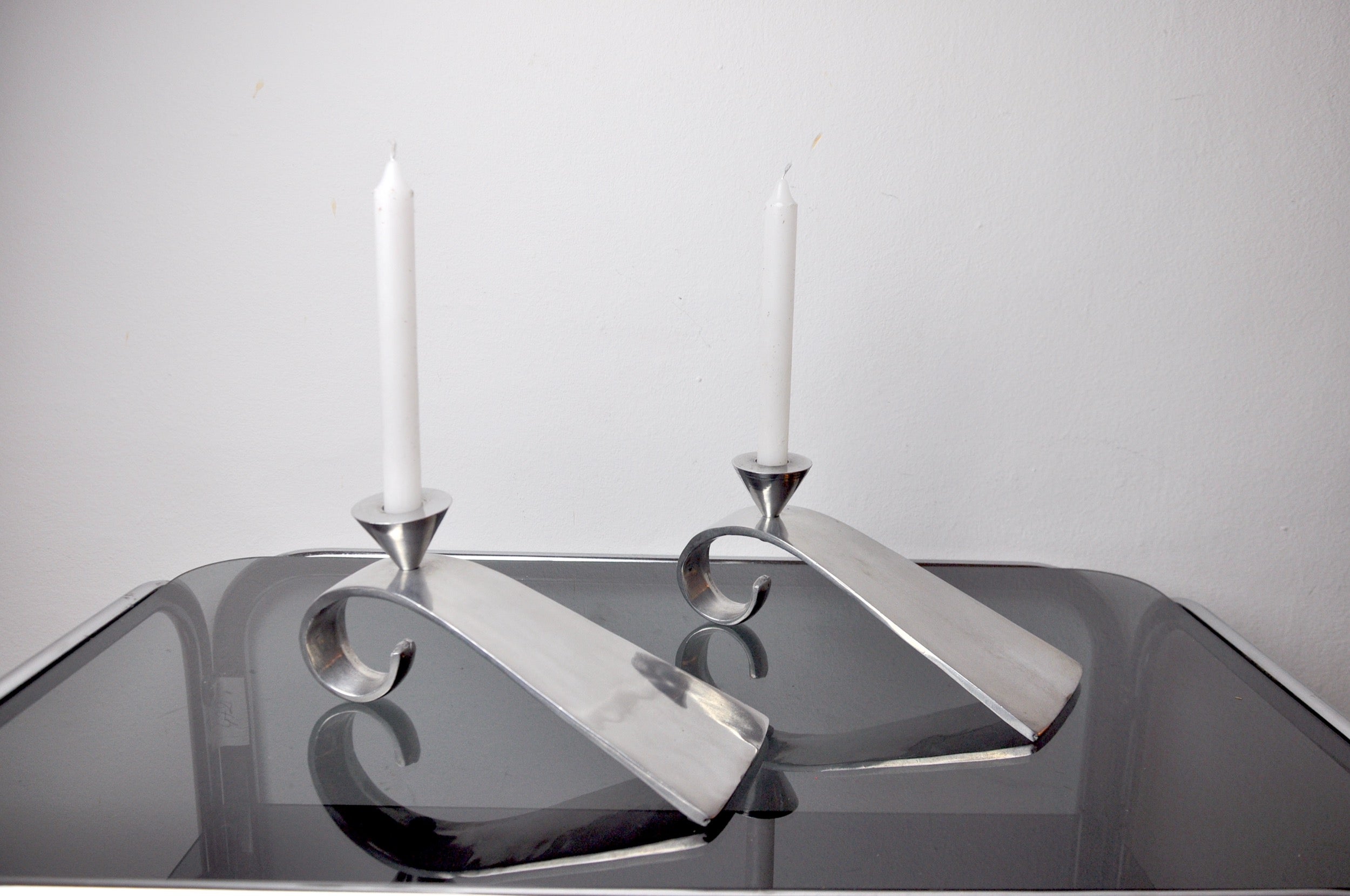 Pair of comma candlesticks designed and produced by matthew hilton in england in the 1980s.

Pair of brutalist style aluminum candle holders.

Beautiful decorative objects that will bring a real design touch to your interior.

Very nice state