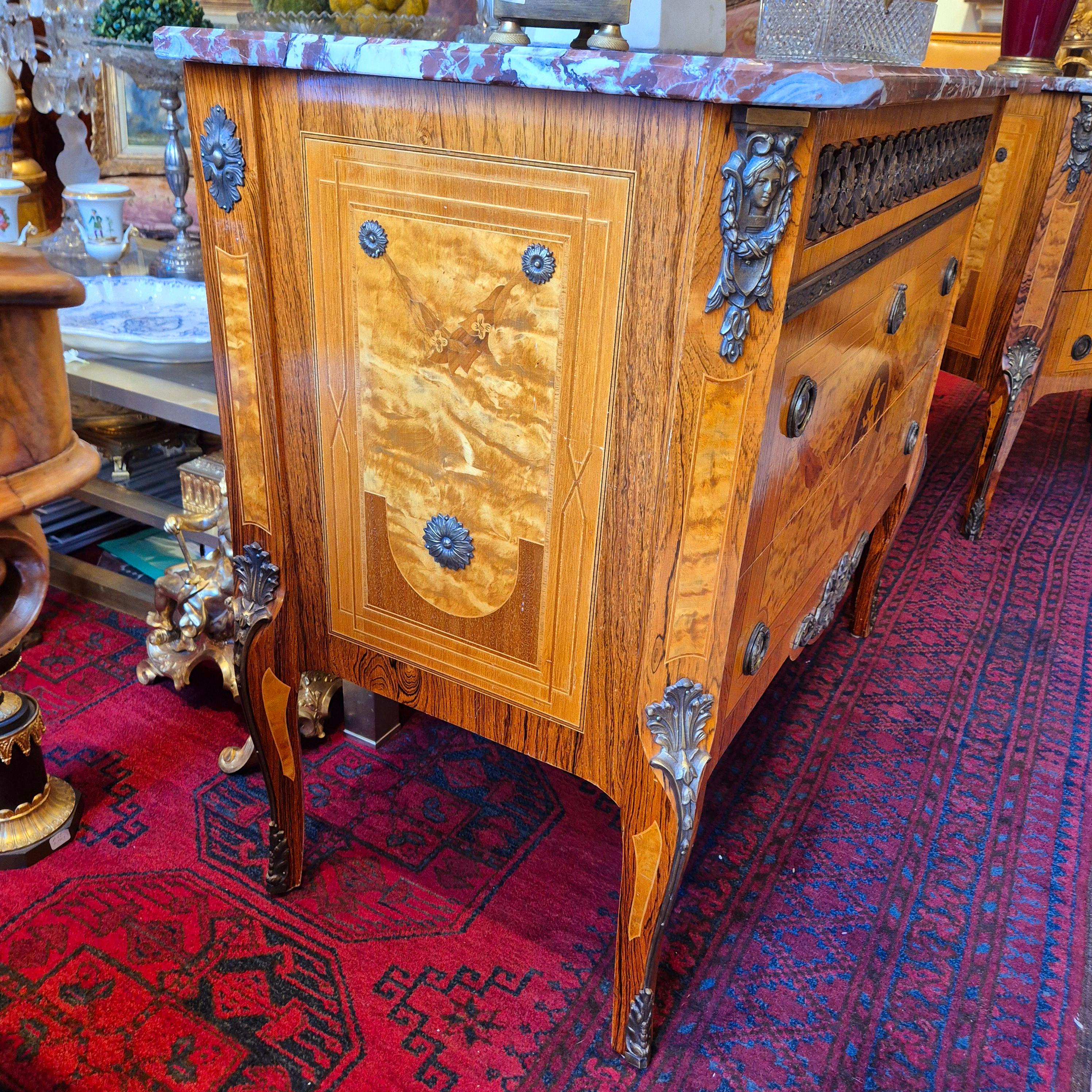 Coppia di commodes in stile Luigi XV, intarsio e bronzo dorato, XIX secolo in vendita 5