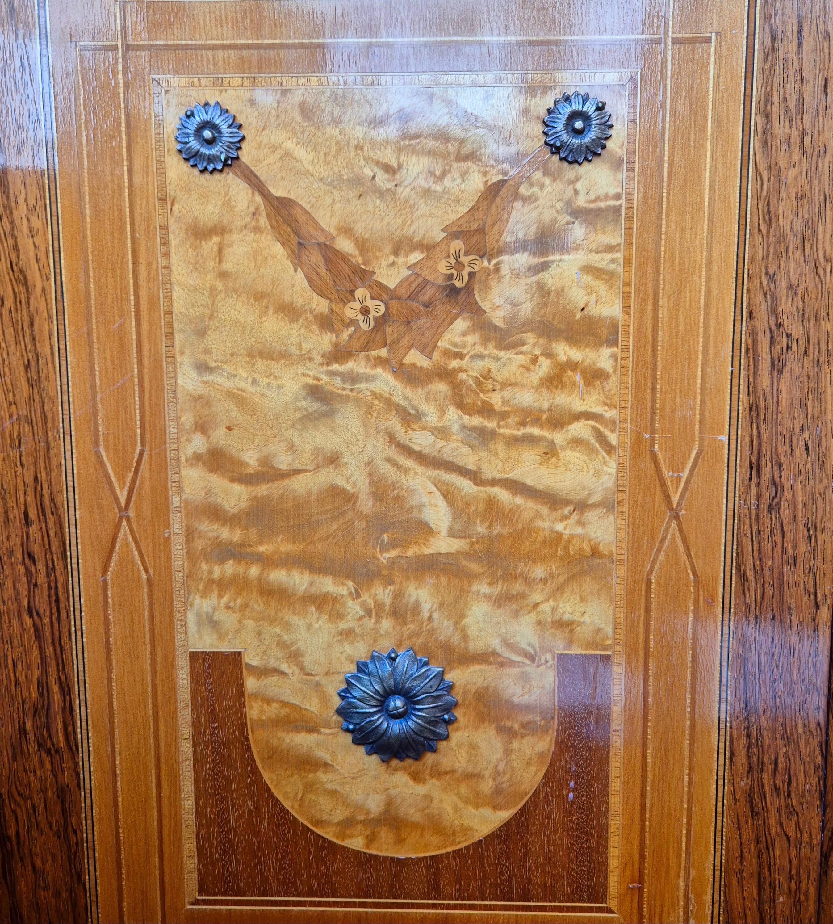 Coppia di commodes in stile Luigi XV, intarsio e bronzo dorato, XIX secolo in vendita 6