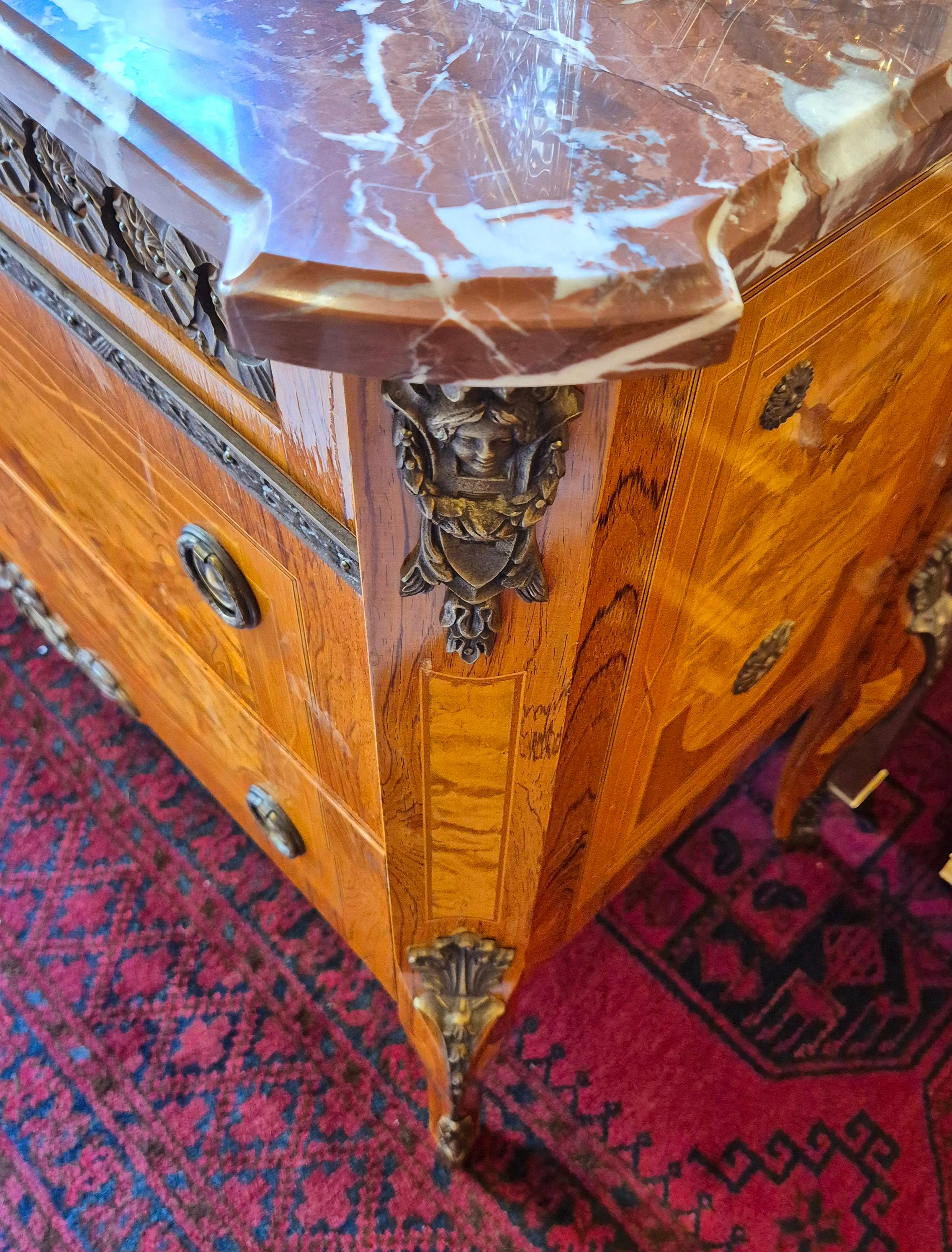 Coppia di commodes in stile Luigi XV, intarsio e bronzo dorato, XIX secolo in vendita 7