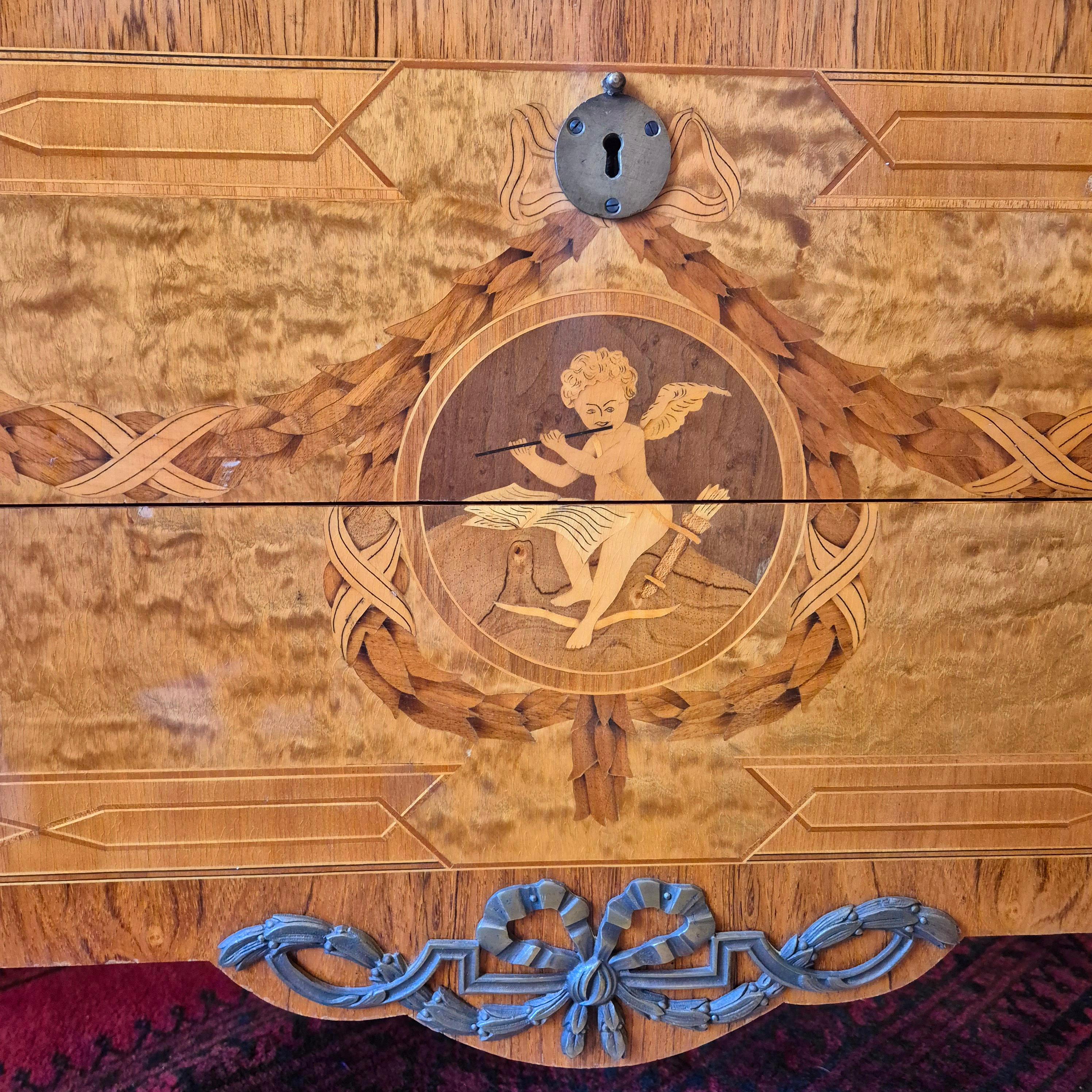 Coppia di commodes in stile Luigi XV, intarsio e bronzo dorato, XIX secolo in vendita 8