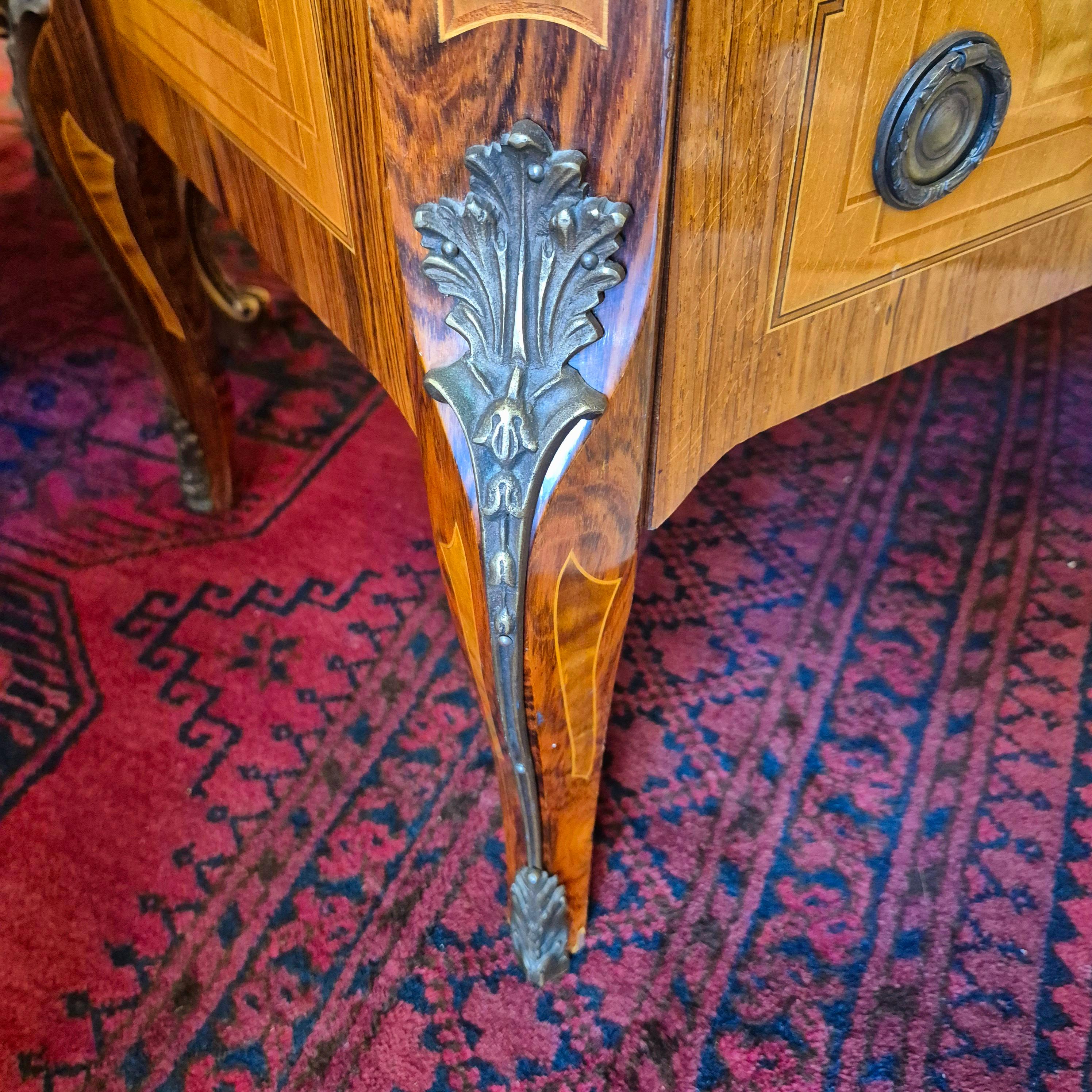 Coppia di commodes in stile Luigi XV, intarsio e bronzo dorato, XIX secolo in vendita 10