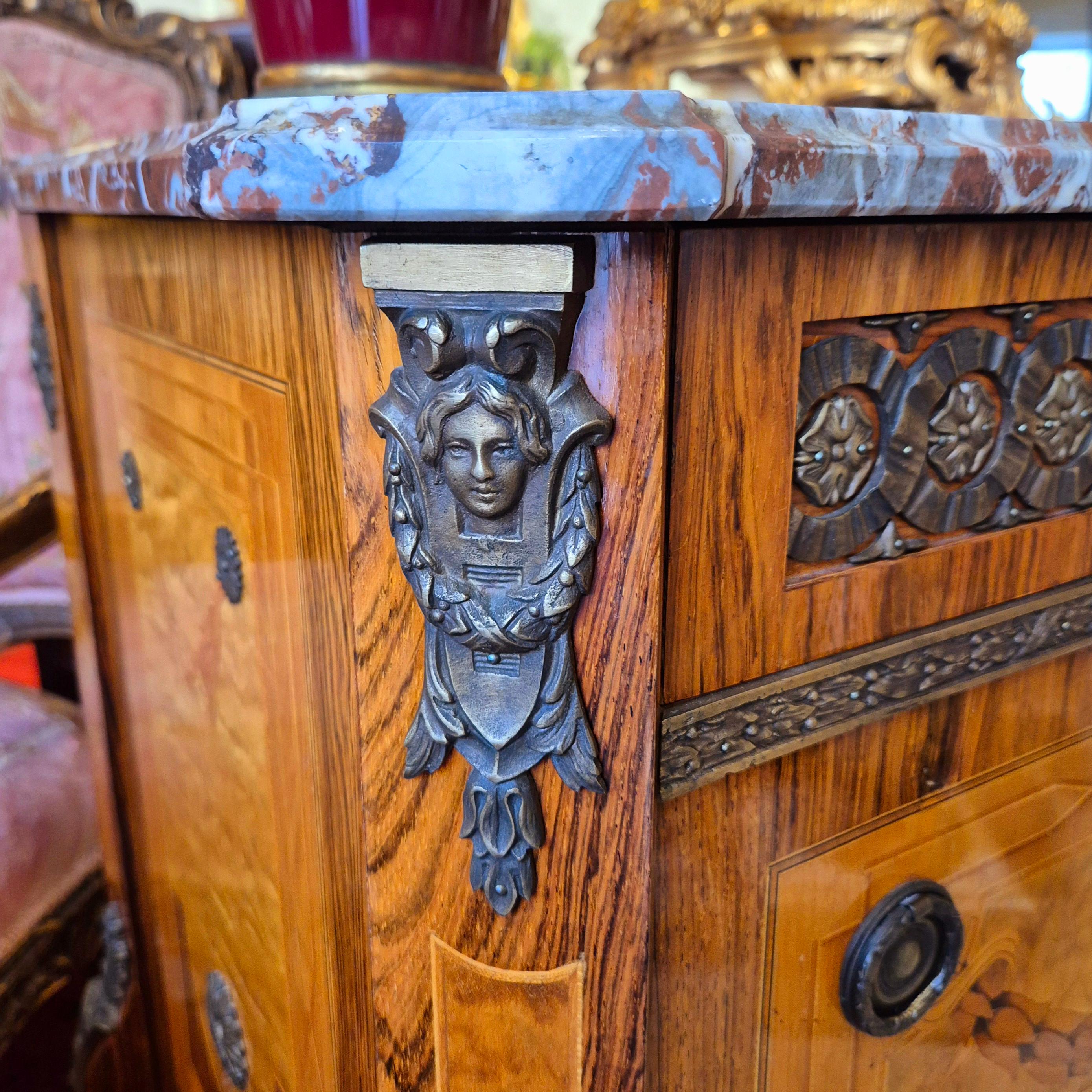 Coppia di commodes in stile Luigi XV, intarsio e bronzo dorato, XIX secolo in vendita 11