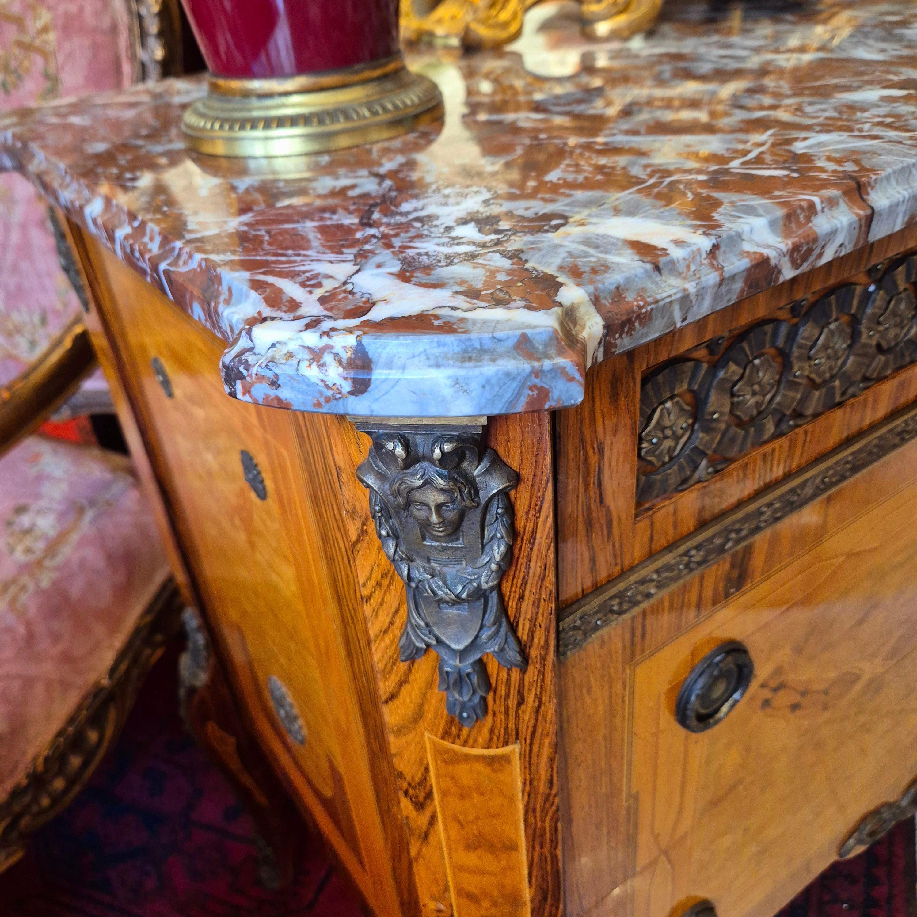 Coppia di commodes in stile Luigi XV, intarsio e bronzo dorato, XIX secolo in vendita 12