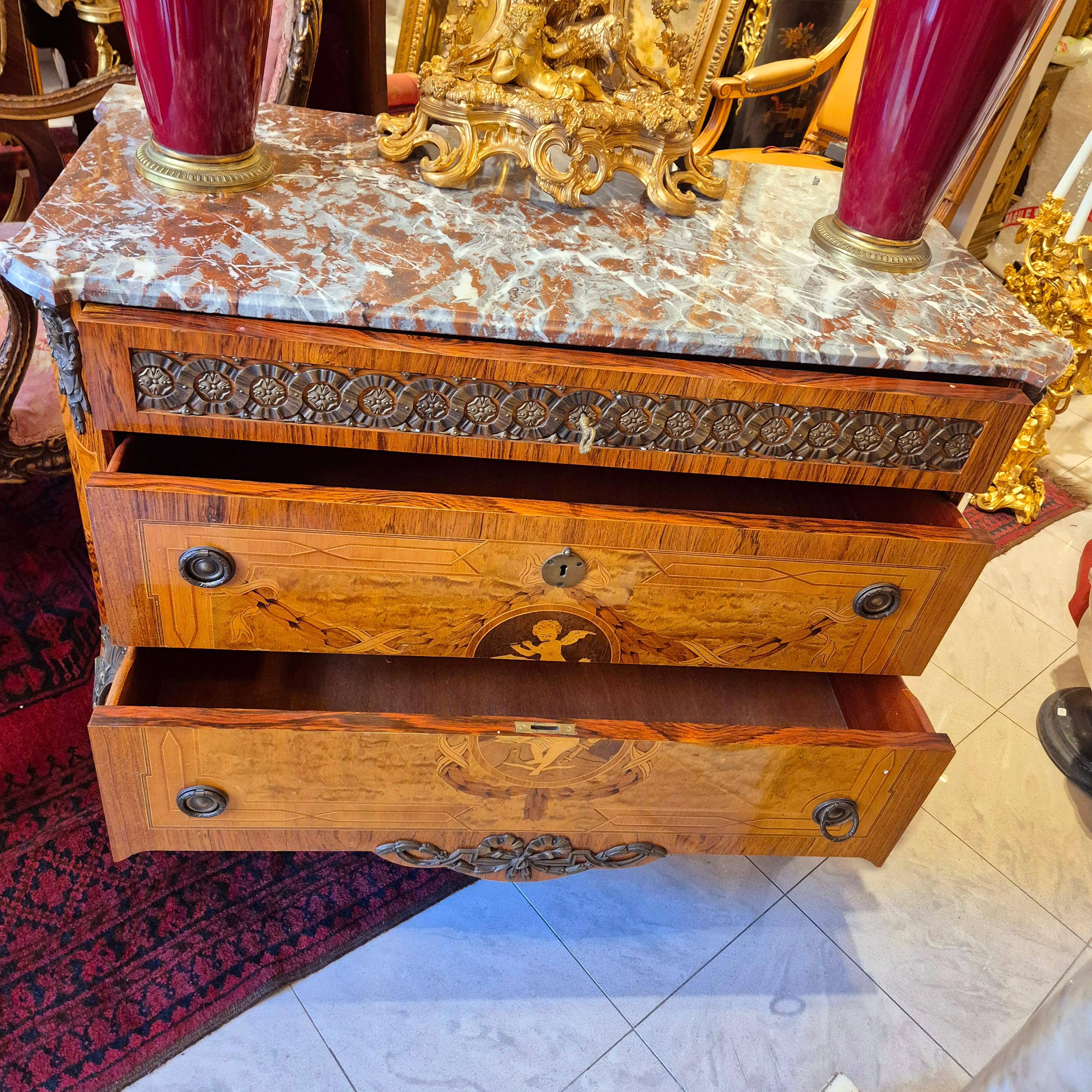 Coppia di commodes in stile Luigi XV, intarsio e bronzo dorato, XIX secolo in vendita 13
