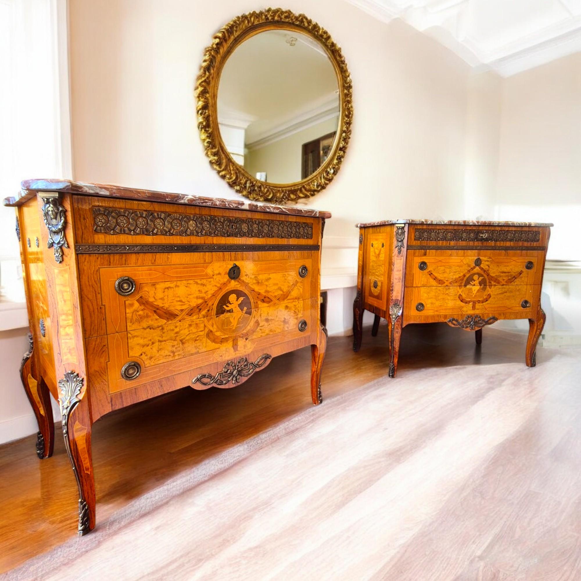 Una deliziosa coppia di commodes gustaviane in stile Luigi XV, basate sulla commode del maestro svedese Georg Haupt, che si formò a Parigi e Londra. La versione originale si trova al Nordiska Museum di Stoccolma, in Svezia.

Ogni cassetto ha tre