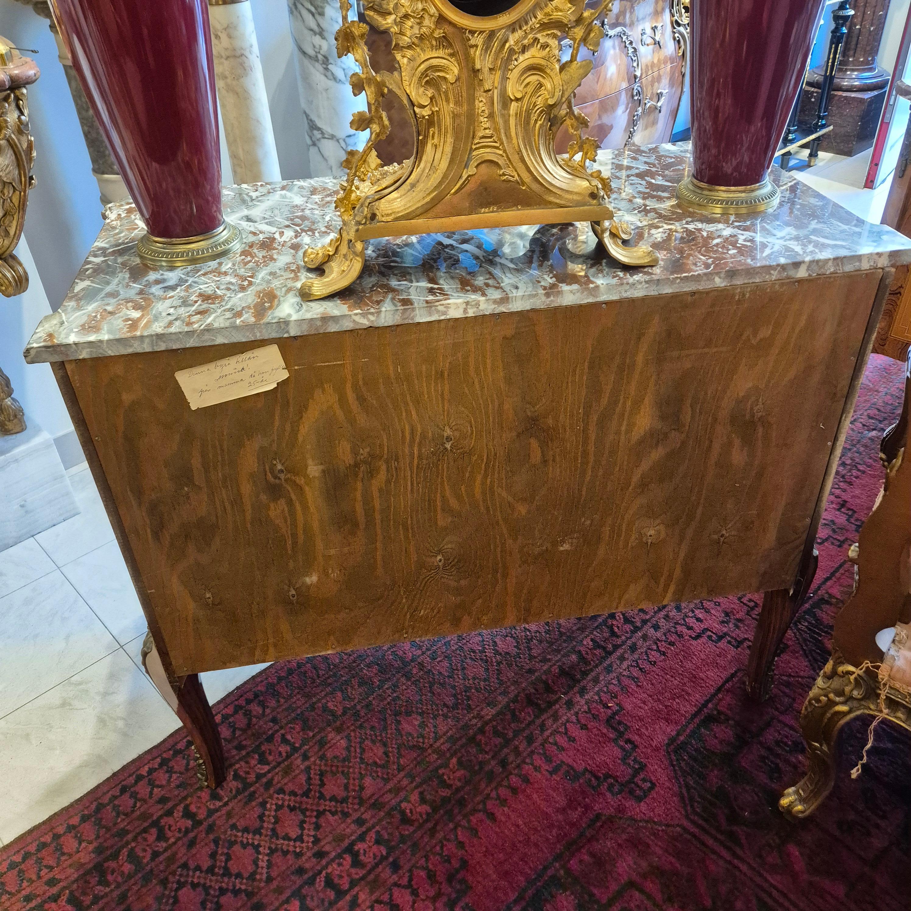 Coppia di commodes in stile Luigi XV, intarsio e bronzo dorato, XIX secolo in vendita 14