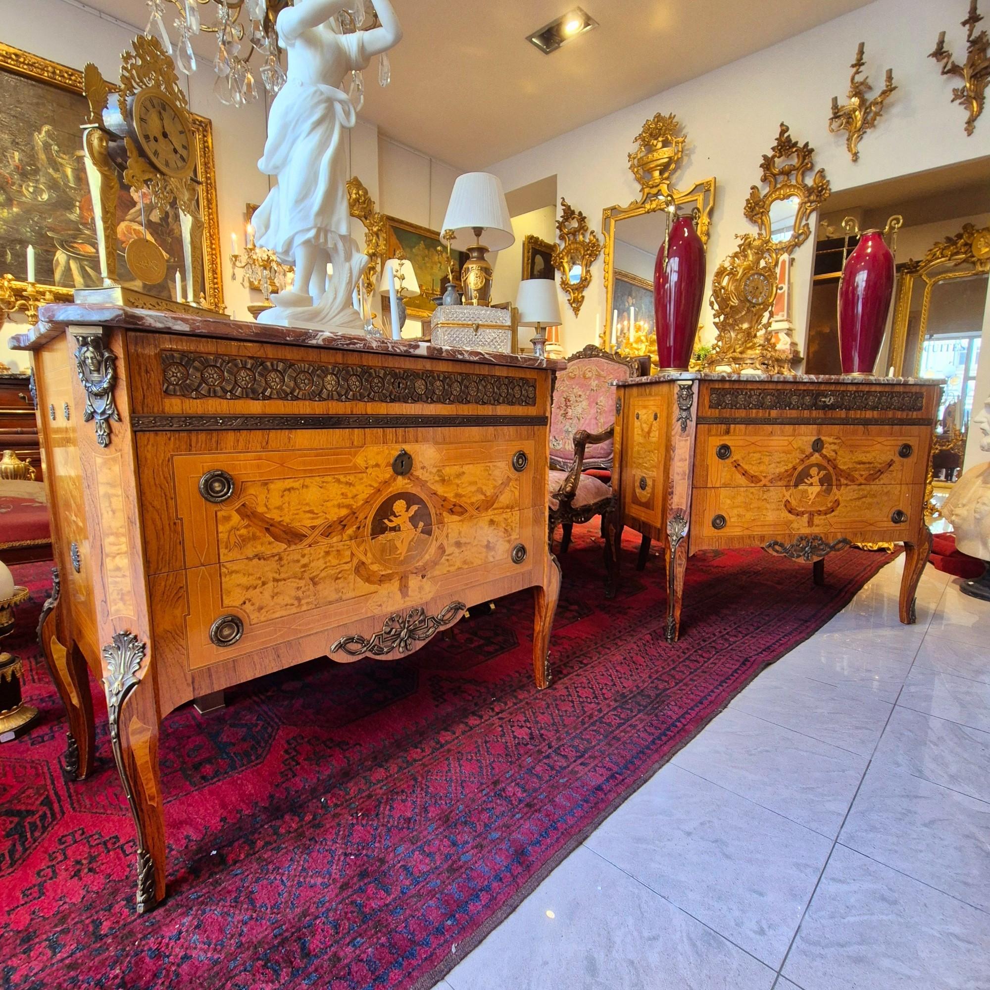 Gustaviano Coppia di commodes in stile Luigi XV, intarsio e bronzo dorato, XIX secolo in vendita