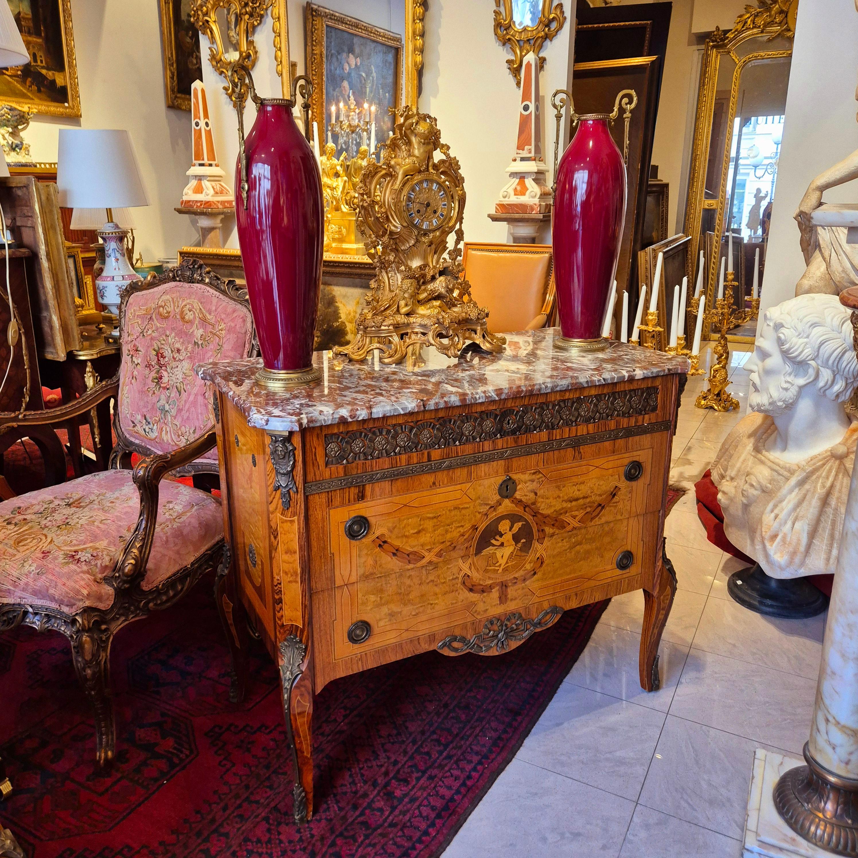 Francese Coppia di commodes in stile Luigi XV, intarsio e bronzo dorato, XIX secolo in vendita