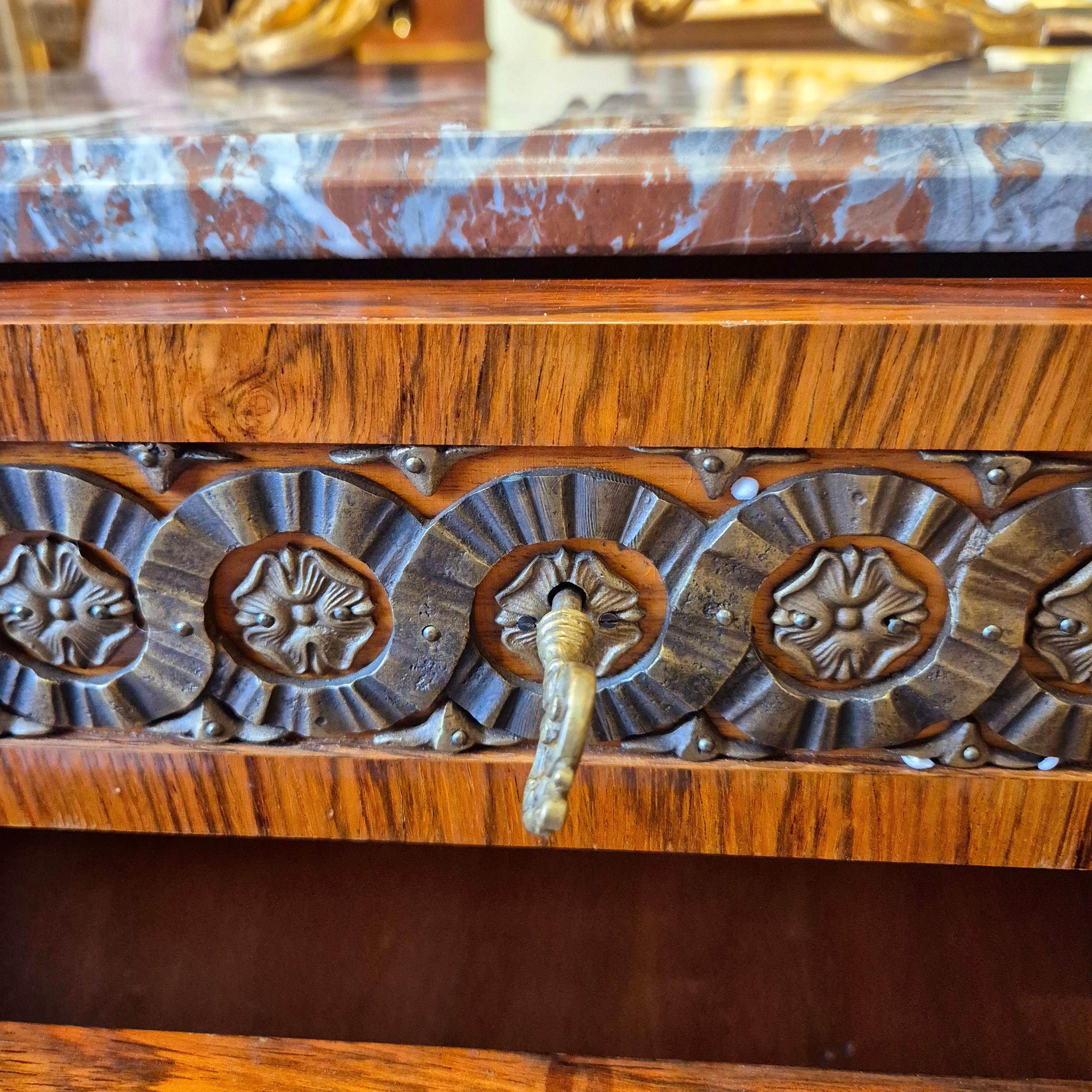 Marmo Coppia di commodes in stile Luigi XV, intarsio e bronzo dorato, XIX secolo in vendita