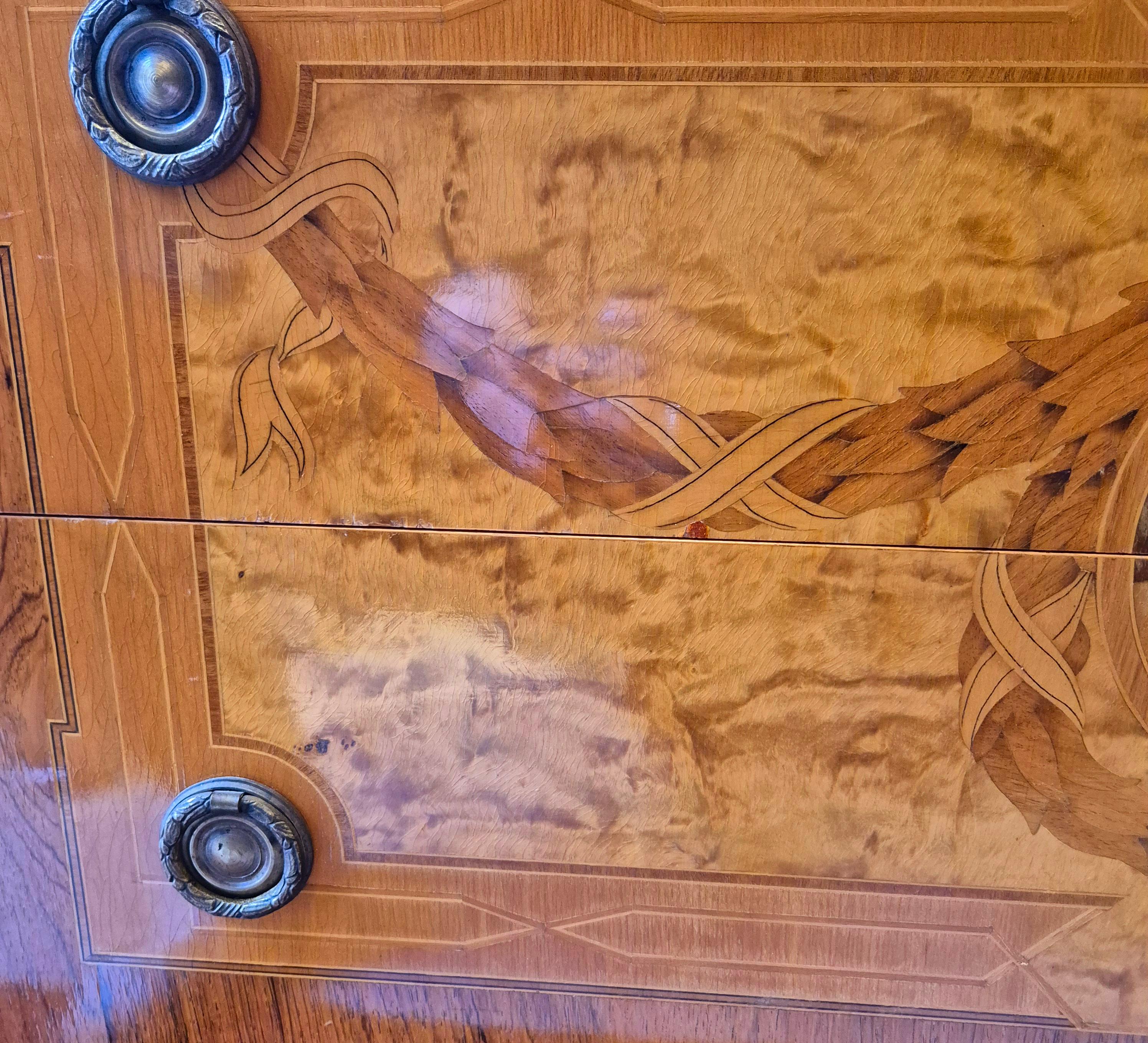 Coppia di commodes in stile Luigi XV, intarsio e bronzo dorato, XIX secolo in vendita 1