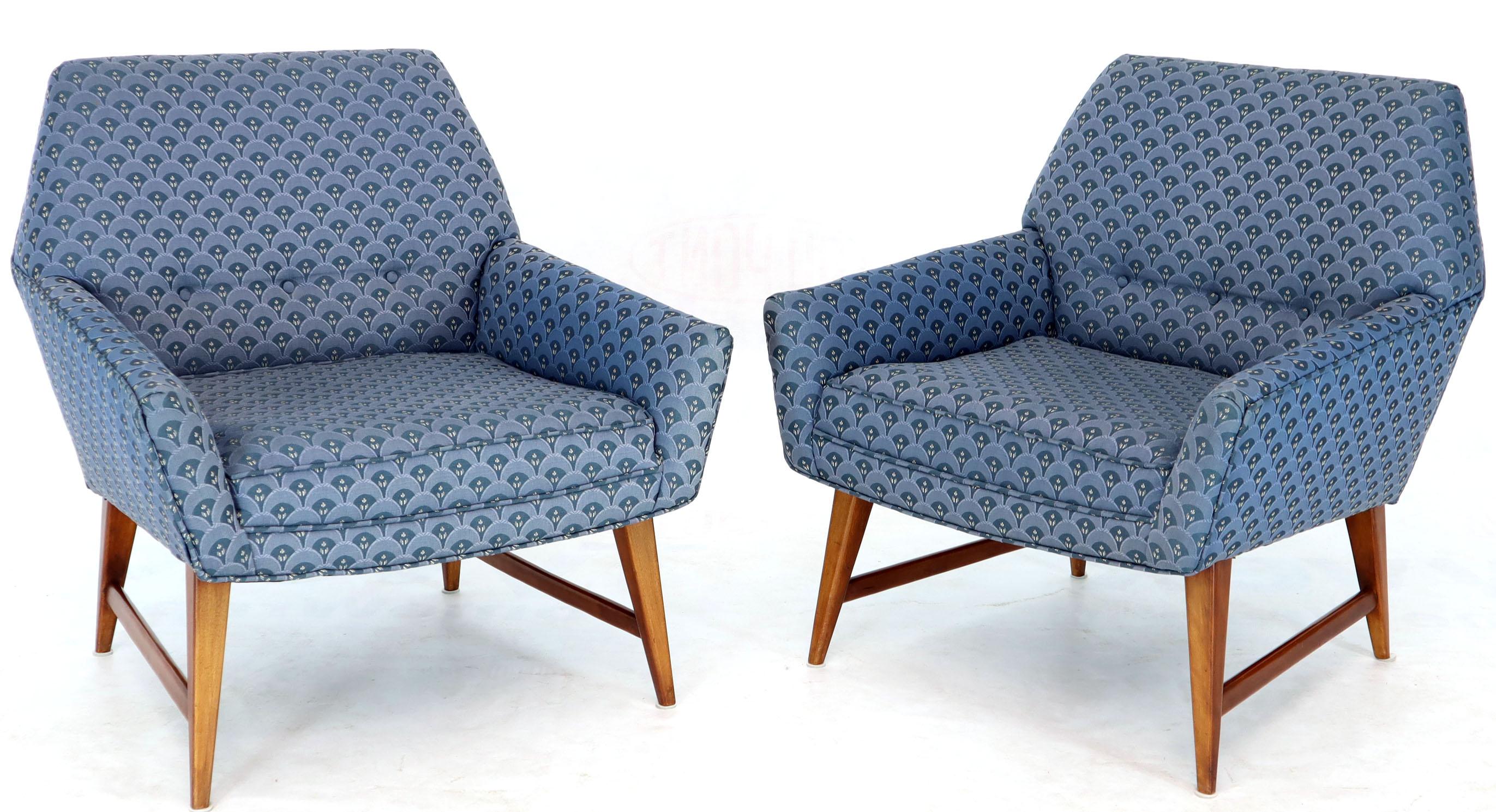 Mid-Century Modern Pair of Compact Lounge Chairs on Tapered legs. For Sale