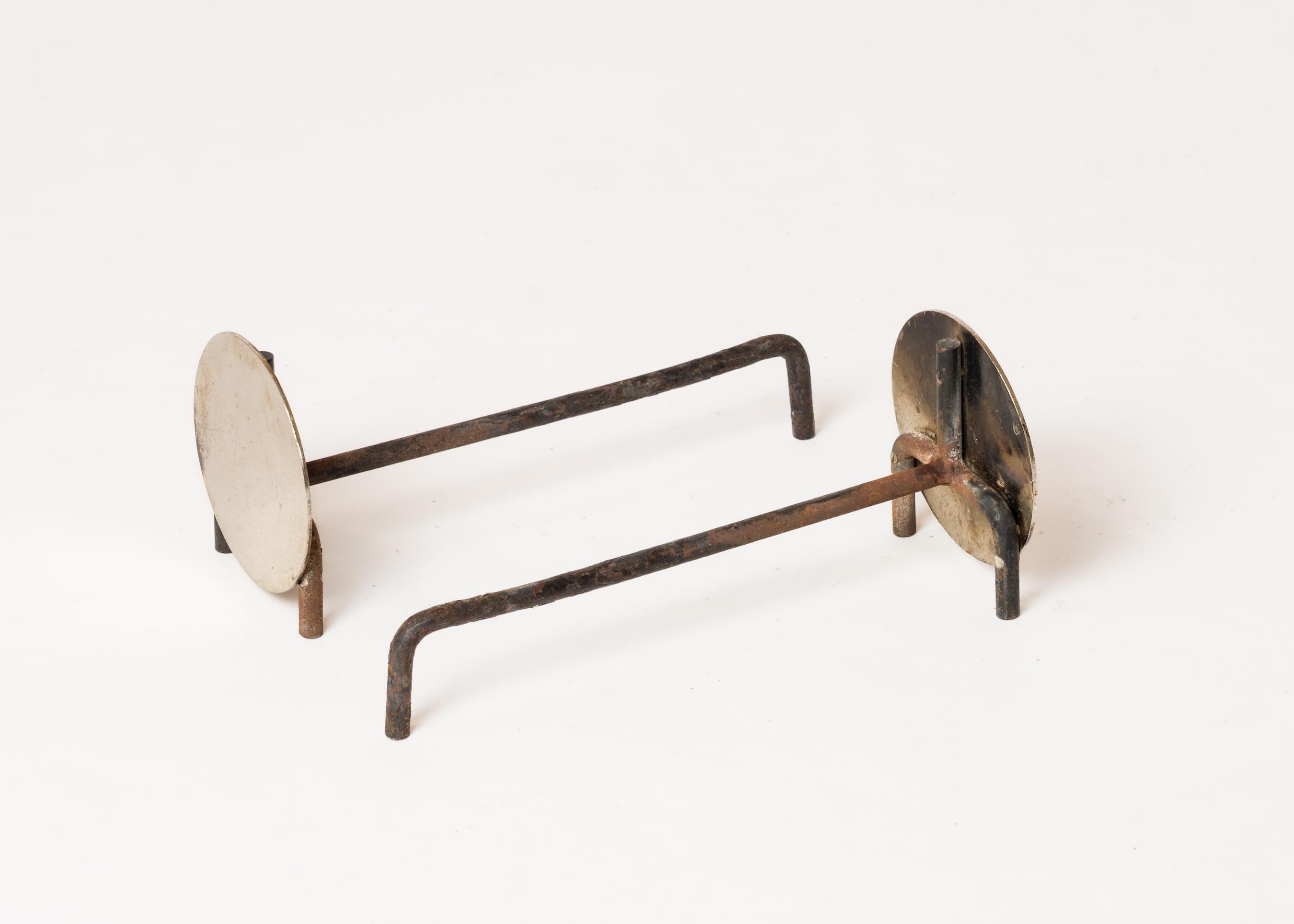 Pair of Compact Minimalist Steel Discs Andirons - France 1970s In Good Condition For Sale In New York, NY