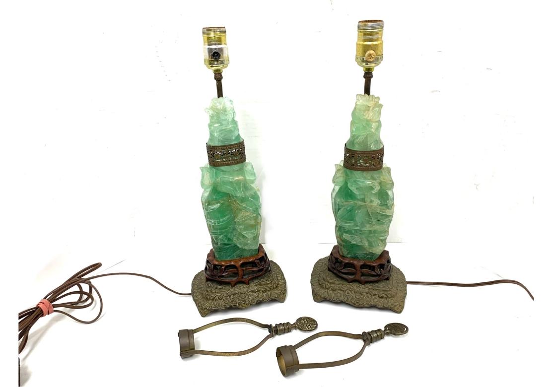 Qing Paire de lampes chinoises anciennes compatibles en quartz vert sculpté à la main en vente
