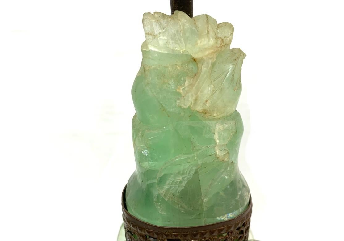 Chinois Paire de lampes chinoises anciennes compatibles en quartz vert sculpté à la main en vente
