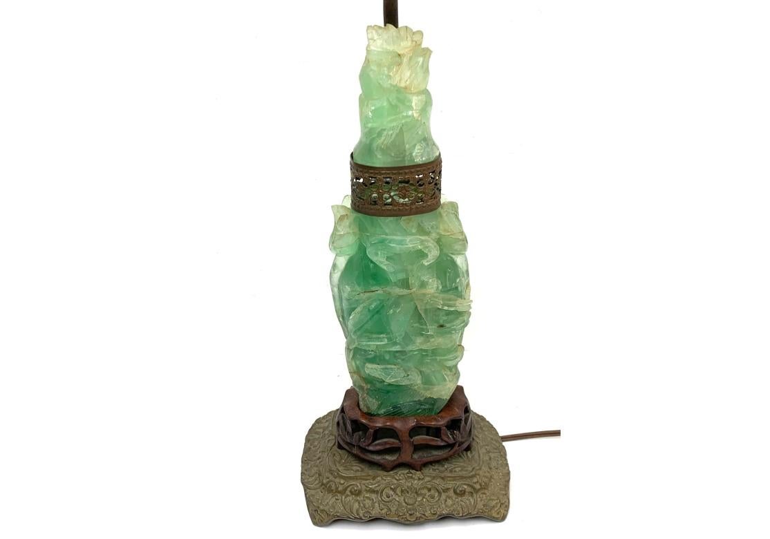 Paire de lampes chinoises anciennes compatibles en quartz vert sculpté à la main en vente 1
