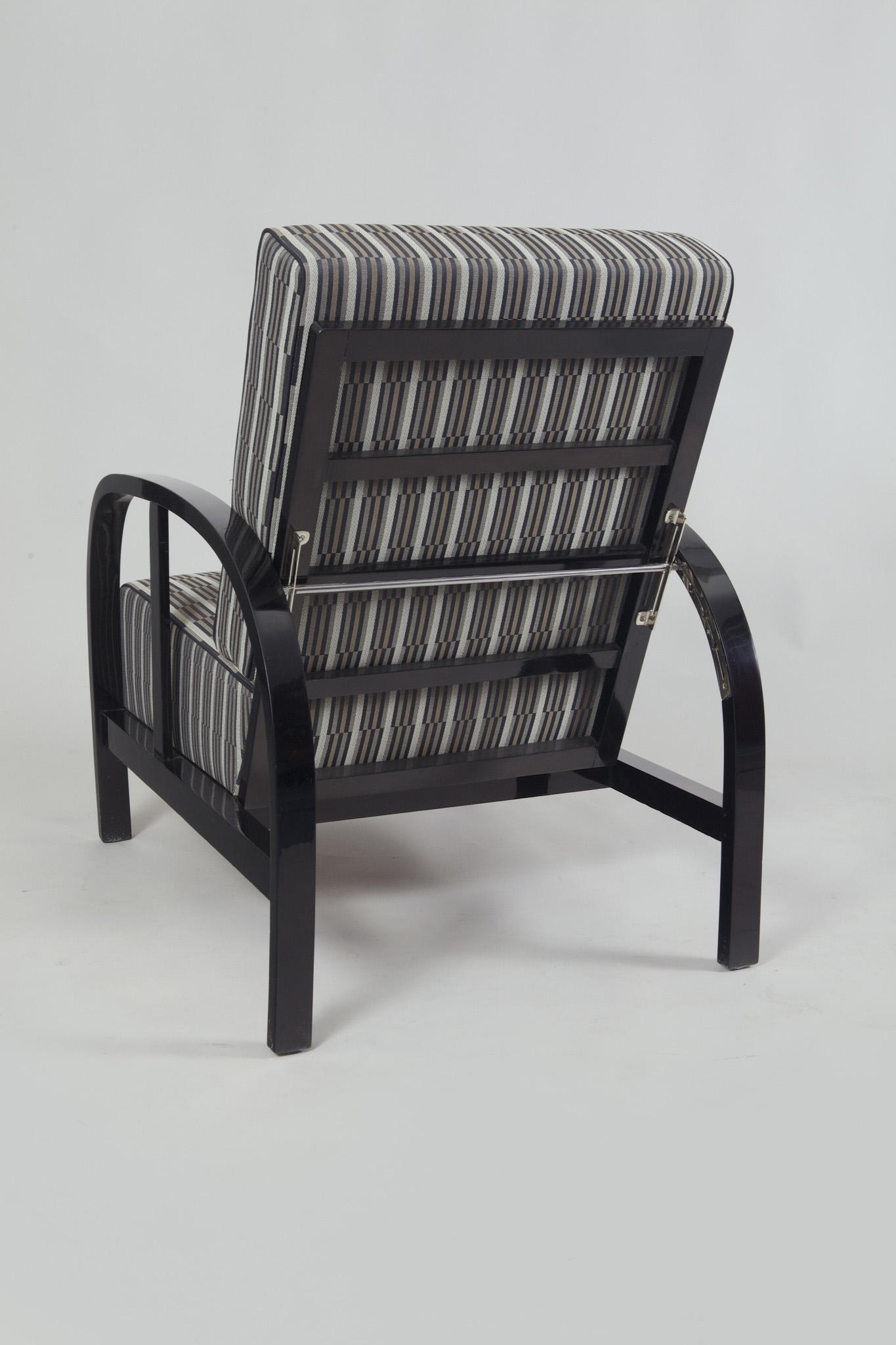 Ein Paar vollständig restaurierte Art-Déco-Sessel, neue Polsterung, hochglanzpolstert (Tschechisch) im Angebot