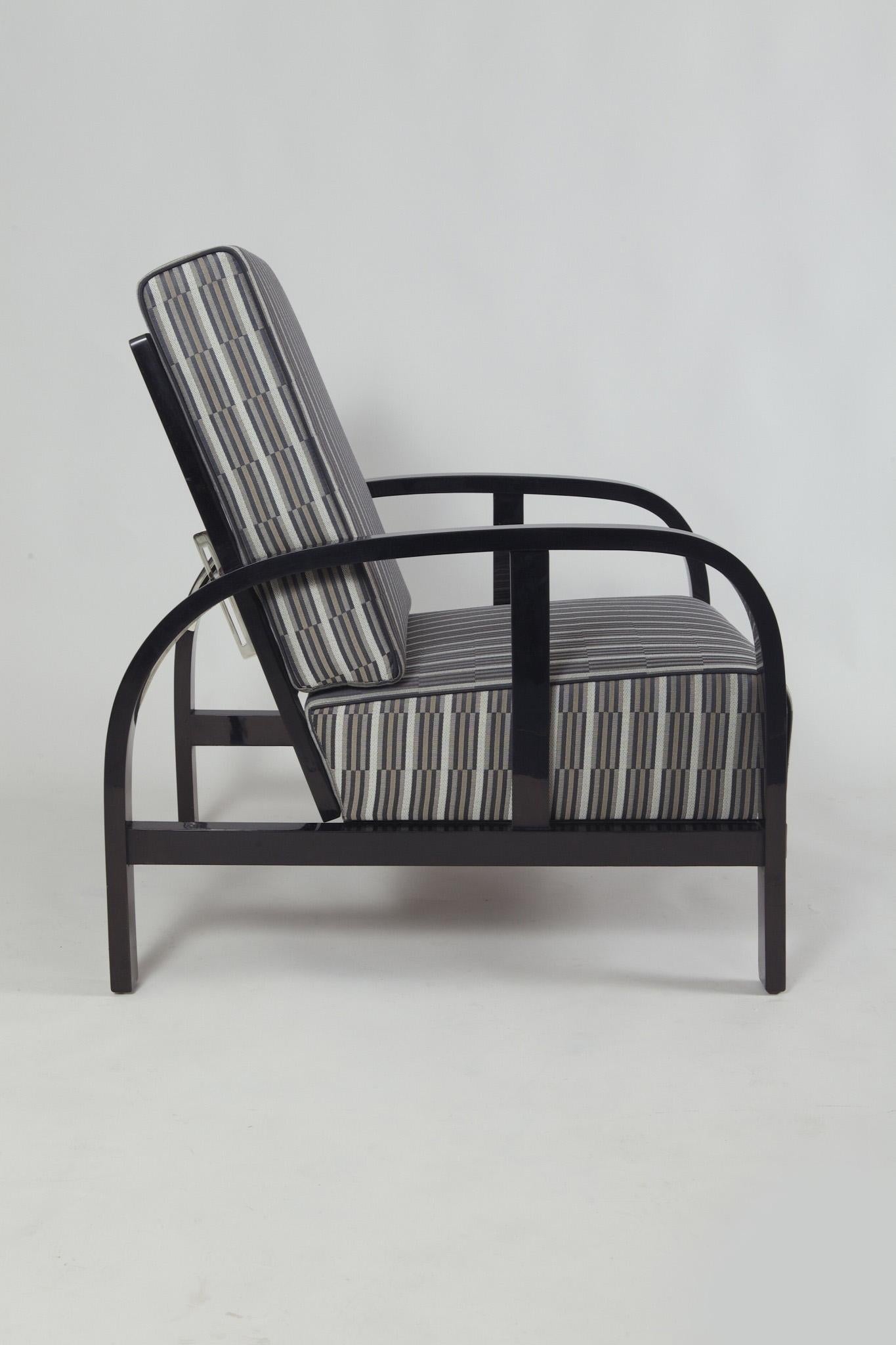 Ein Paar vollständig restaurierte Art-Déco-Sessel, neue Polsterung, hochglanzpolstert (Mitte des 20. Jahrhunderts) im Angebot