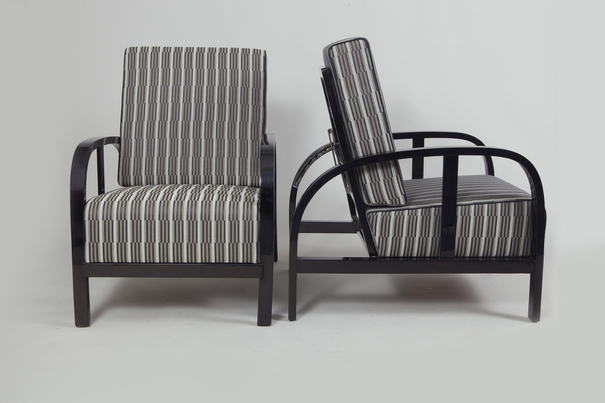 Ein Paar vollständig restaurierte Art-Déco-Sessel, neue Polsterung, hochglanzpolstert (Stoff) im Angebot