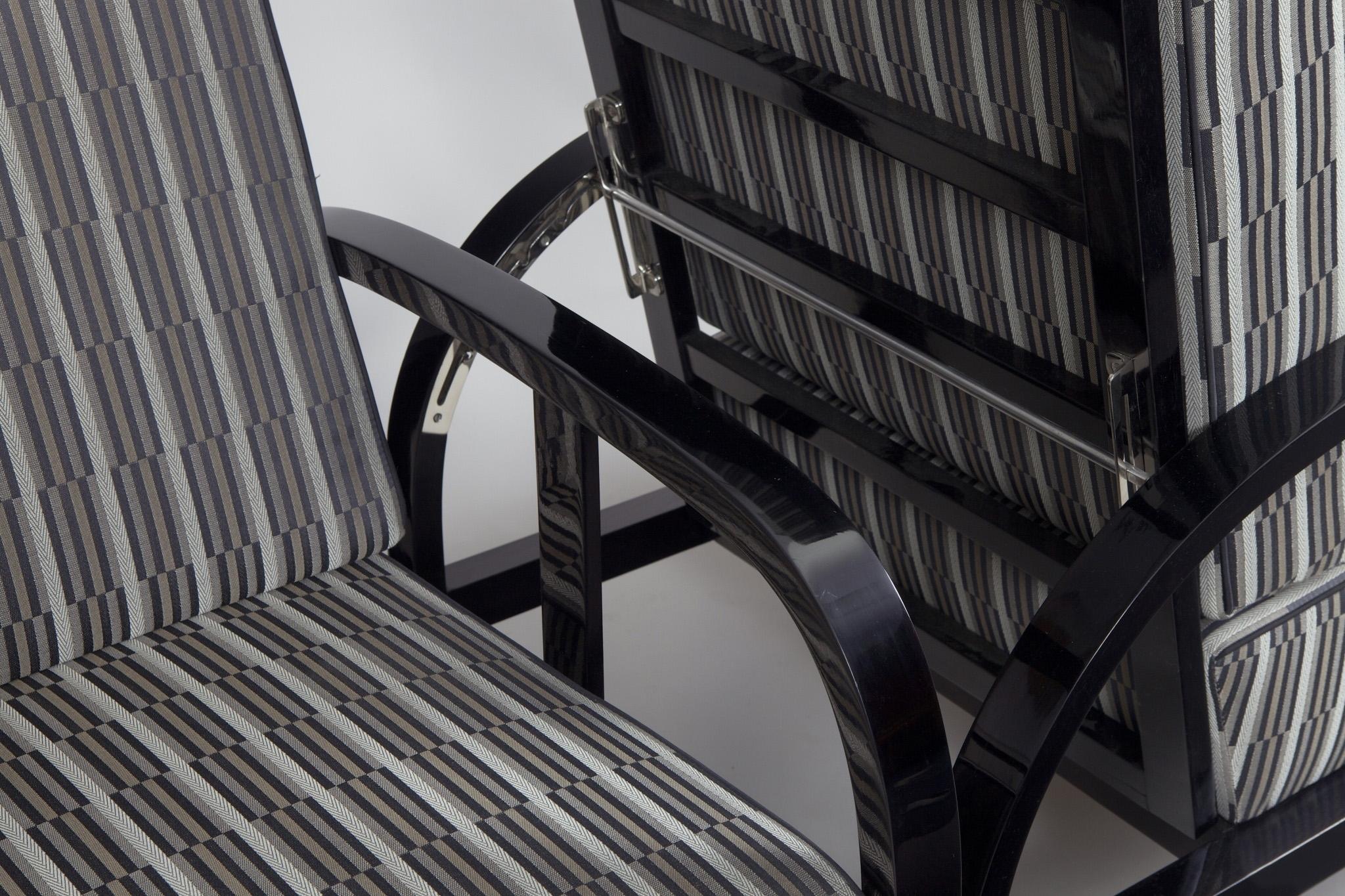 Ein Paar vollständig restaurierte Art-Déco-Sessel, neue Polsterung, hochglanzpolstert im Angebot 1