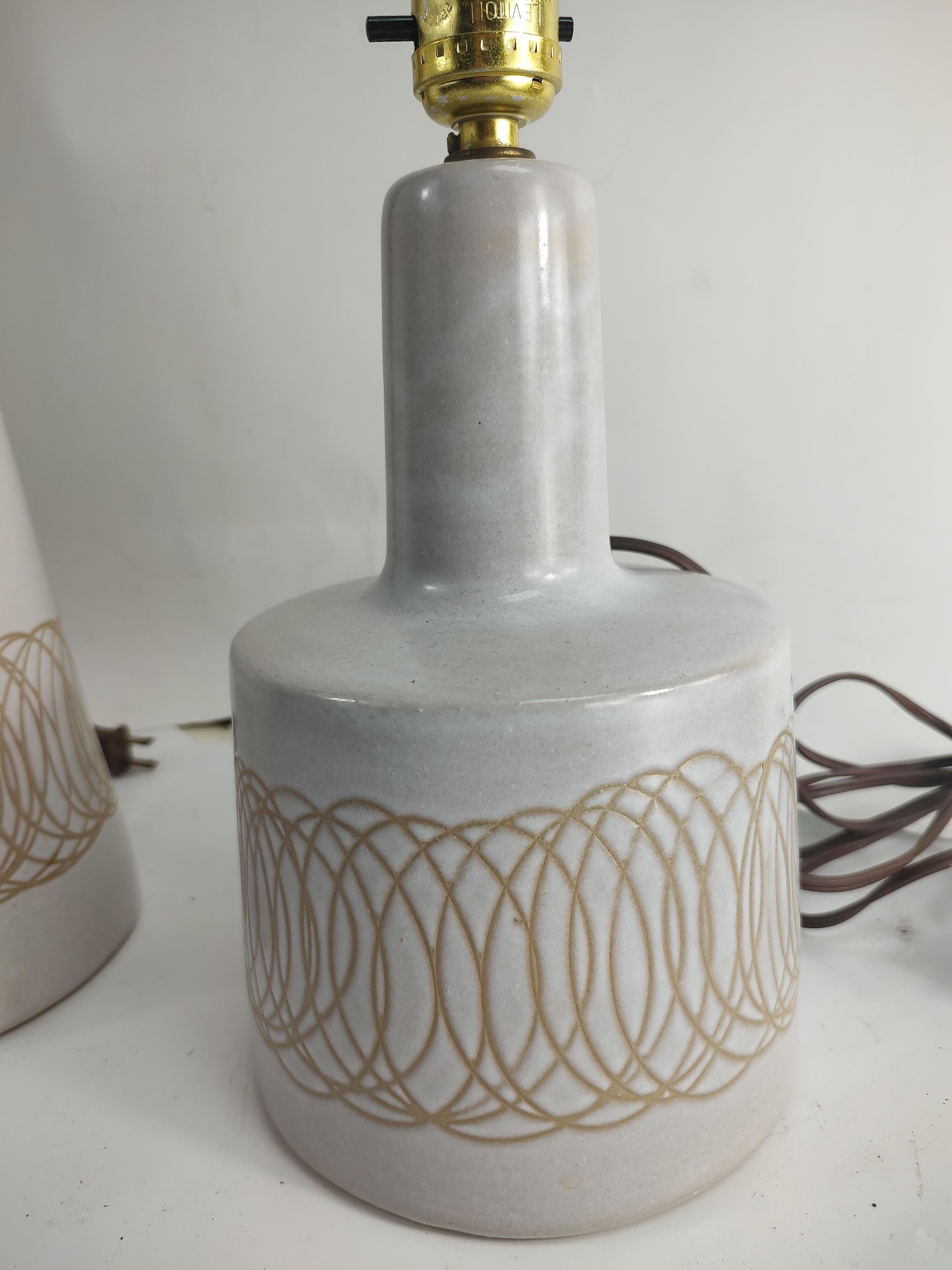 Paire de lampes de bureau avec abat-jour en céramique de Gordon & Jane Martz  en vente 5