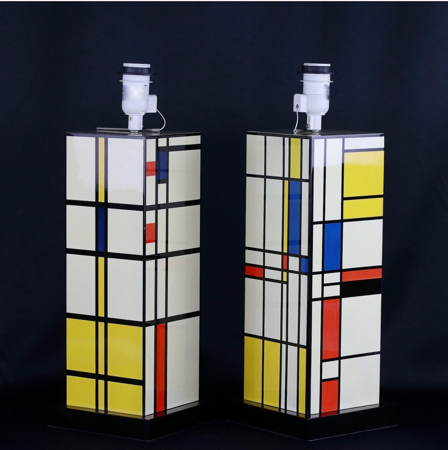 Zwei dekorative Kompositlampen im Stil von Piet Mondrian aus dem 20. Zweite Hälfte des 20. Jahrhunderts. Wahrscheinlich 1960er Jahre. Mit Schattierungen. 
Die Höhe 49cm ist ohne Schirm.

Piet Mondrian (1872-1944), geboren in den Niederlanden und