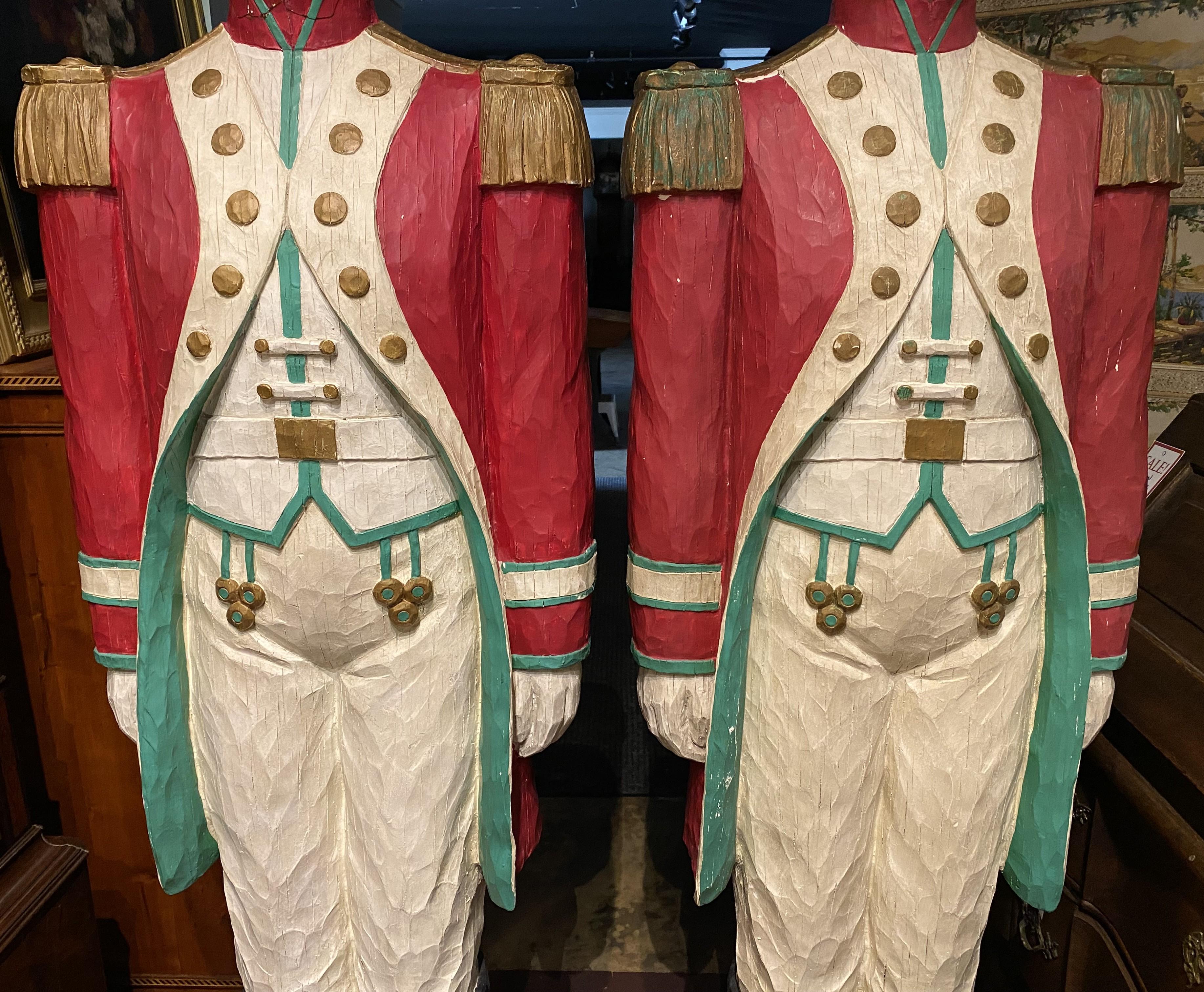Pareja de Soldados de la Guardia Real Británica de Tamaño Natural Policromados Faux Wood Inglés en venta