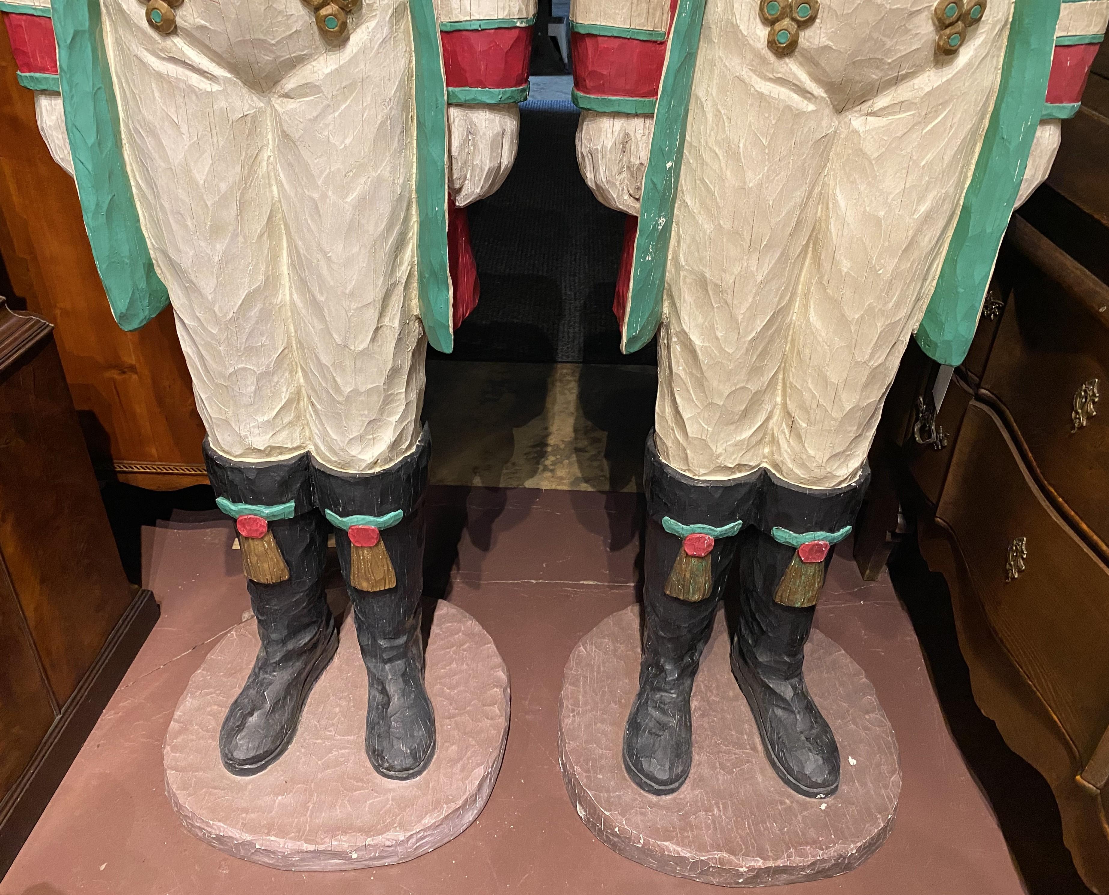 Pareja de Soldados de la Guardia Real Británica de Tamaño Natural Policromados Faux Wood Moldeado en venta