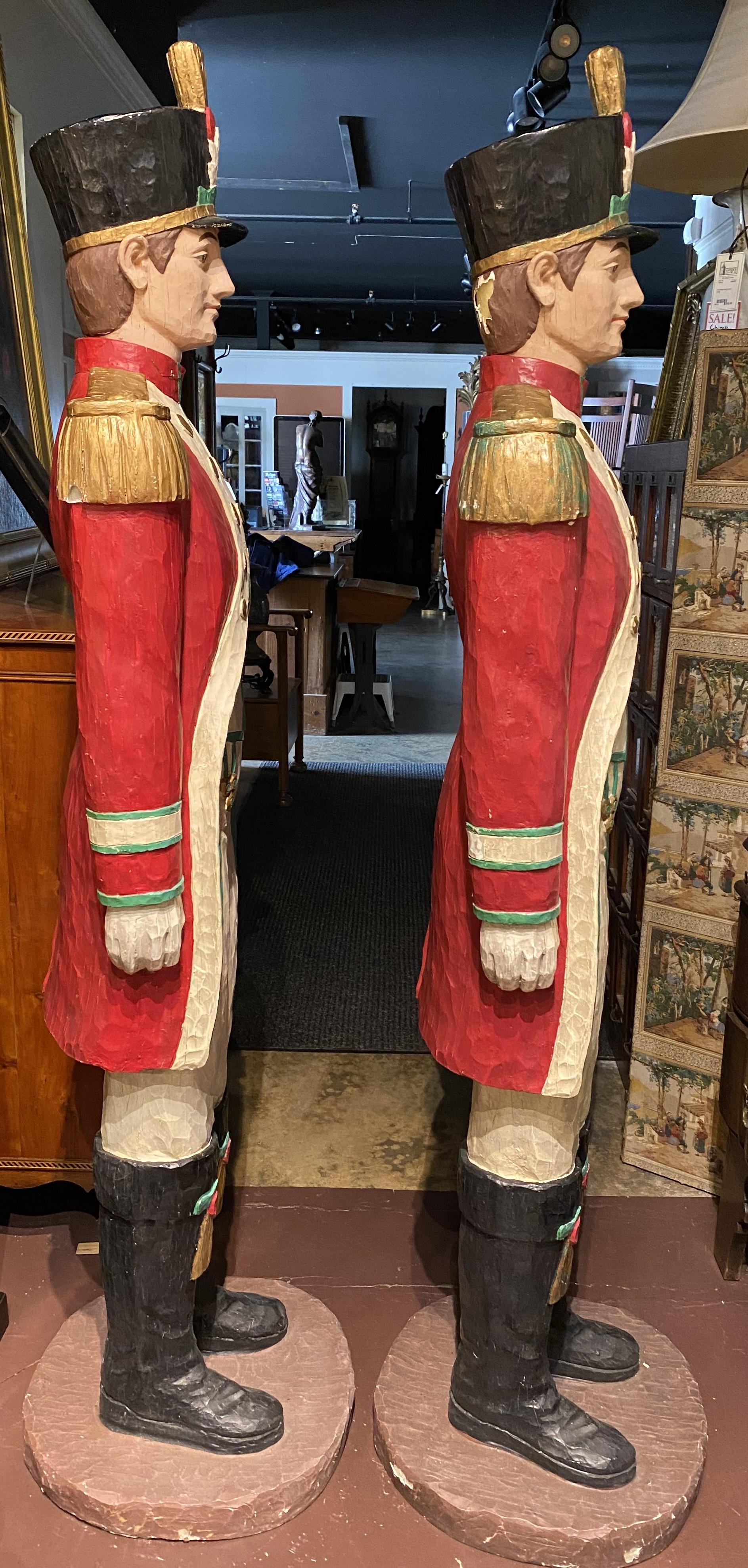 Pareja de Soldados de la Guardia Real Británica de Tamaño Natural Policromados Faux Wood en Bueno estado para la venta en Milford, NH