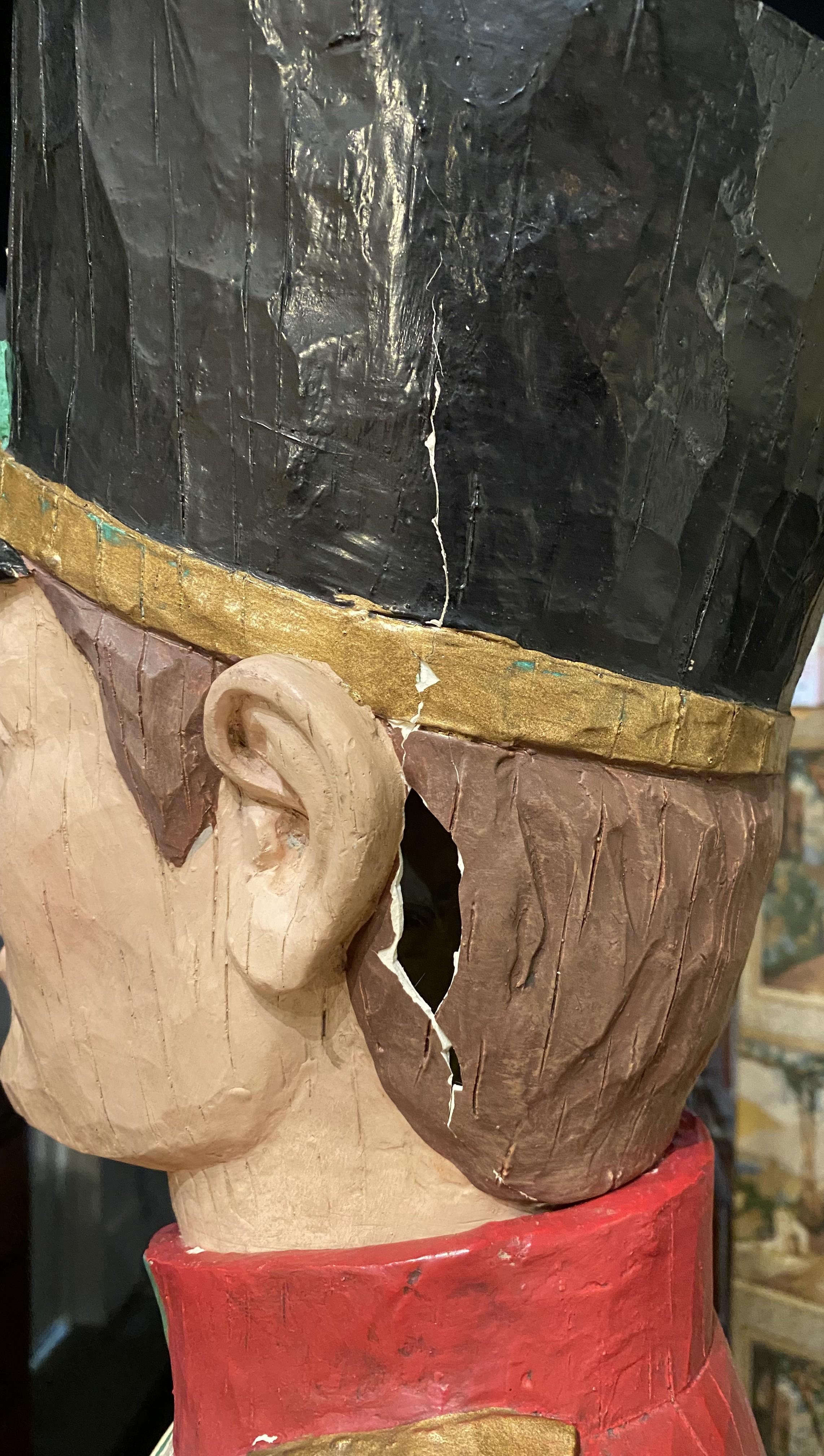 Pareja de Soldados de la Guardia Real Británica de Tamaño Natural Policromados Faux Wood en venta 1