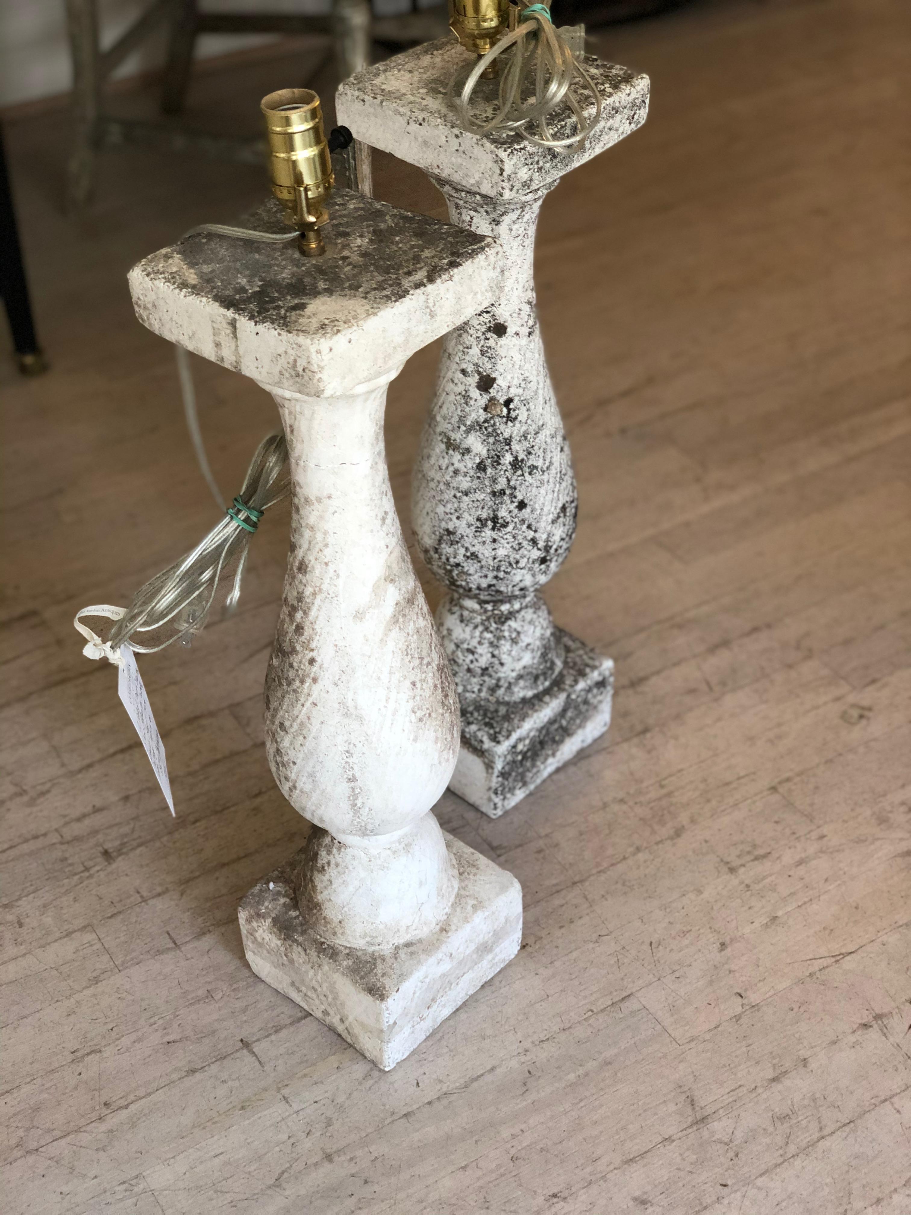Paire de lampes de table à balustre en pierre composite avec Lichen en vente 3