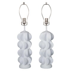 Ein Paar Tischlampen mit modernem Motiv