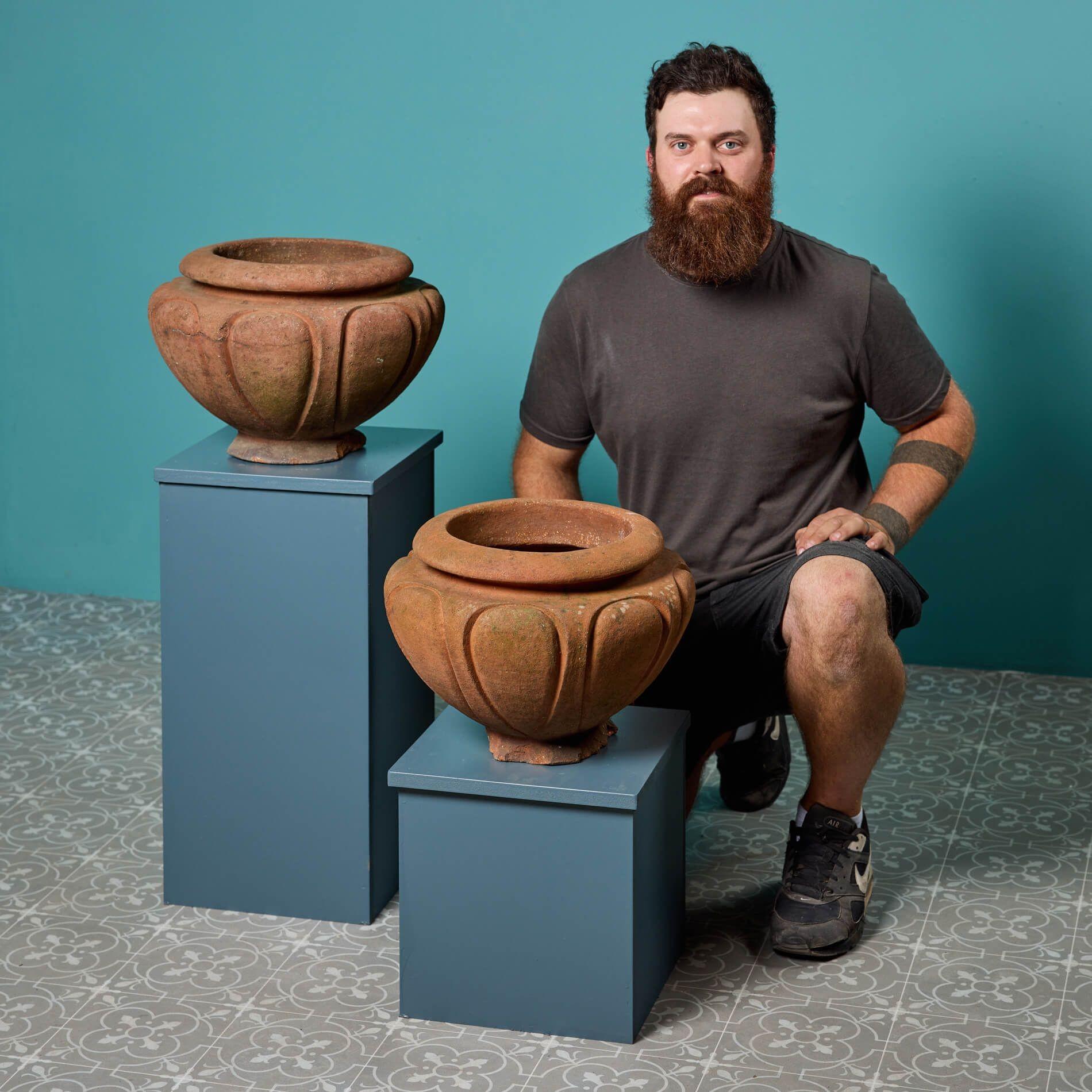 Paire de pots de jardin en terre cuite Leix de Compton Pottery du début du 20e siècle. Ce modèle est répertorié dans le catalogue Compton sous le nom de 