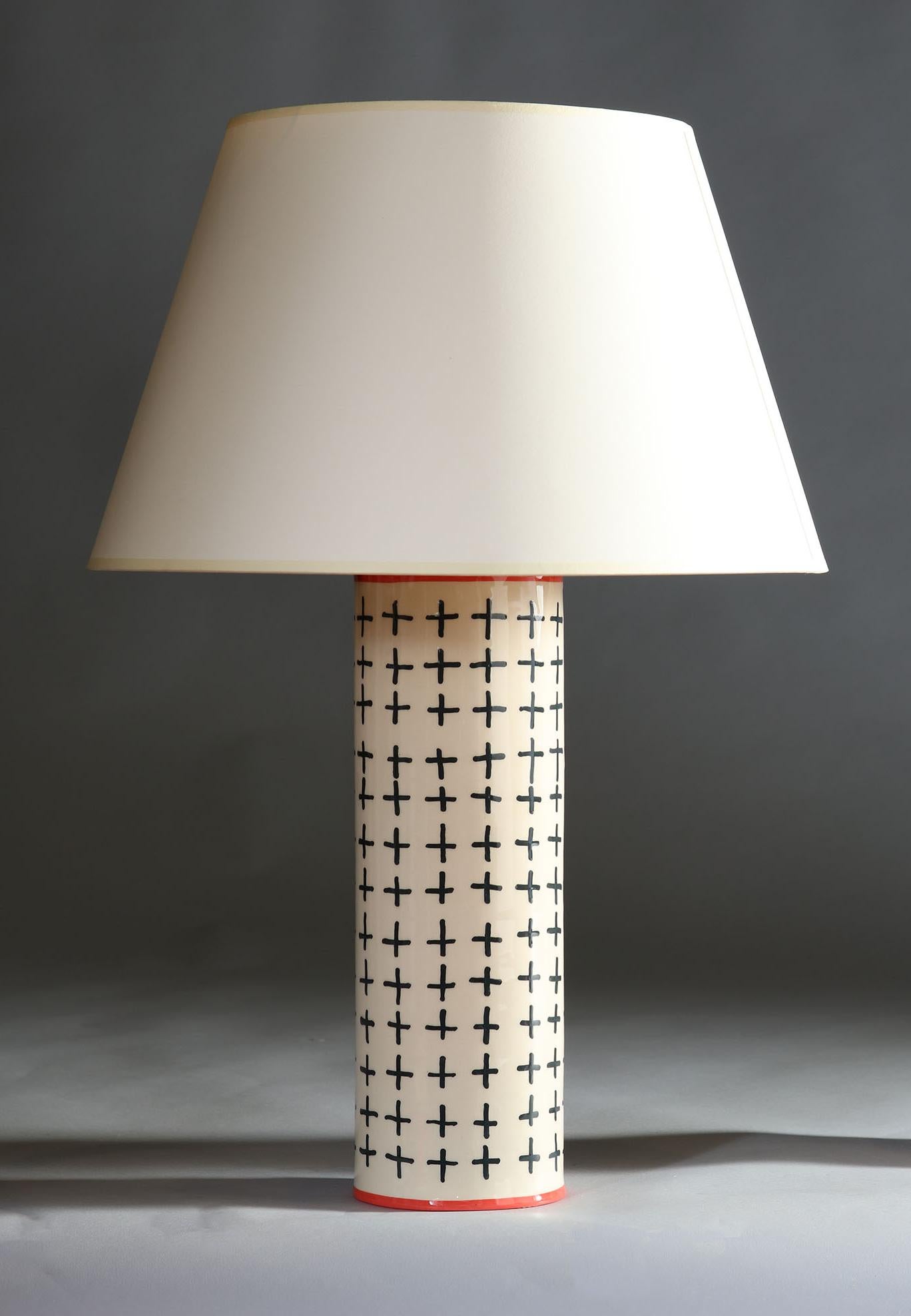 Anglais Paire de lampes contemporaines en poterie blanche d'atelier avec décoration noire en vente