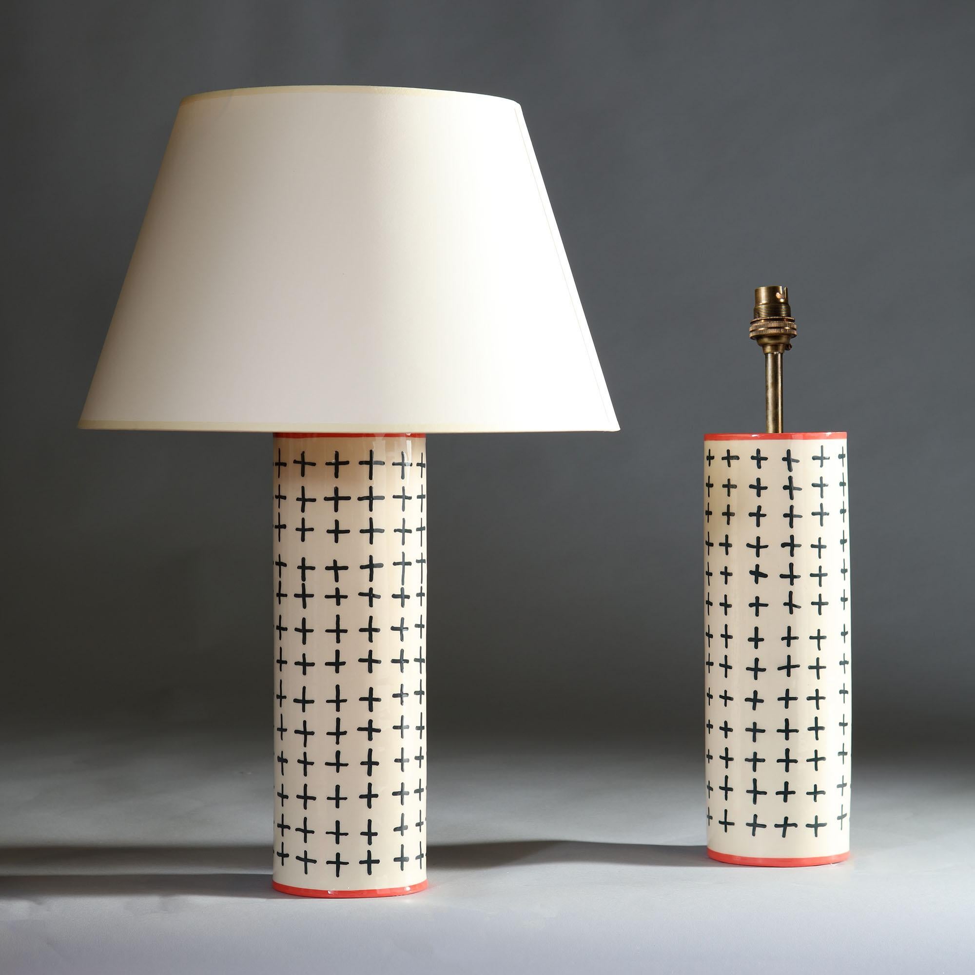 Vernissé Paire de lampes contemporaines en poterie blanche d'atelier avec décoration noire en vente