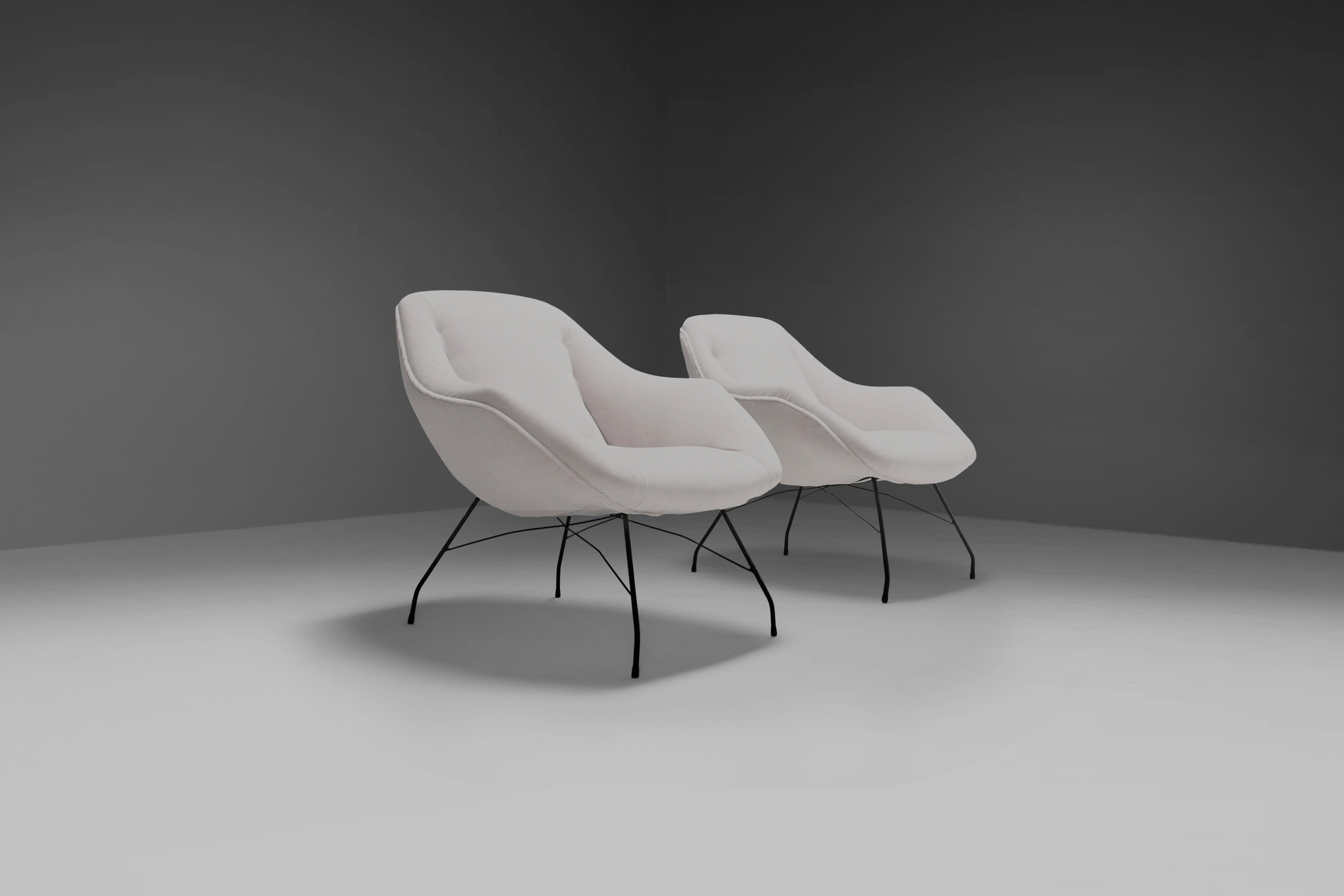 Ensemble de chaises 'Condit' en très bon état.

Design/One par Carlo Hauner et Martin Eisler en 1955

Fabriqué par Forma Moveis, Brésil

Les chaises sont dotées d'une solide armature en métal de couleur noire.

La coque est recouverte d'un épais