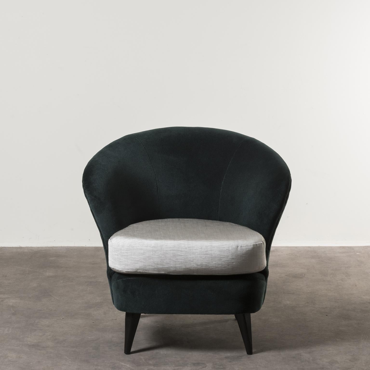 Pair of concha armchairs by Joaquim Tenreiro, Brazil, 1950. Manufactured by Tenreiro Mo´veis e Decorac¸o~es. Wood, fabric upholstery. Measures: 80 x 86 x H 72 cm H seduta: 41 cm. 31.4 x 33.8 x H 28.3 in H seat 16.2 in
Literature: Soraia Cals,