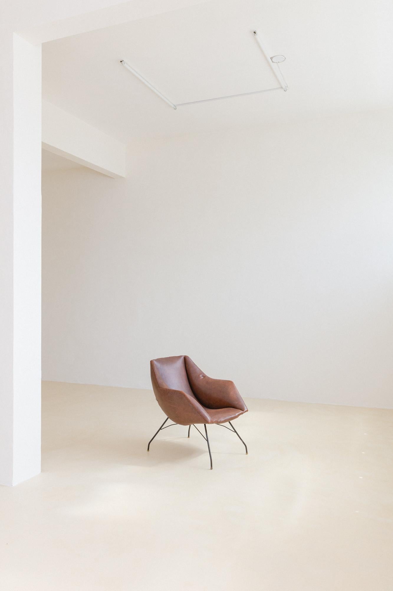 Concha armchair is one of the most iconic pieces designed by Martin Eisler (1913-1977). The armchair was created in 1953 and produced by Móveis Artesanal and then Forma S.A. Móveis e Objetos de Arte. “Galeria Artesanal,” the first showroom that