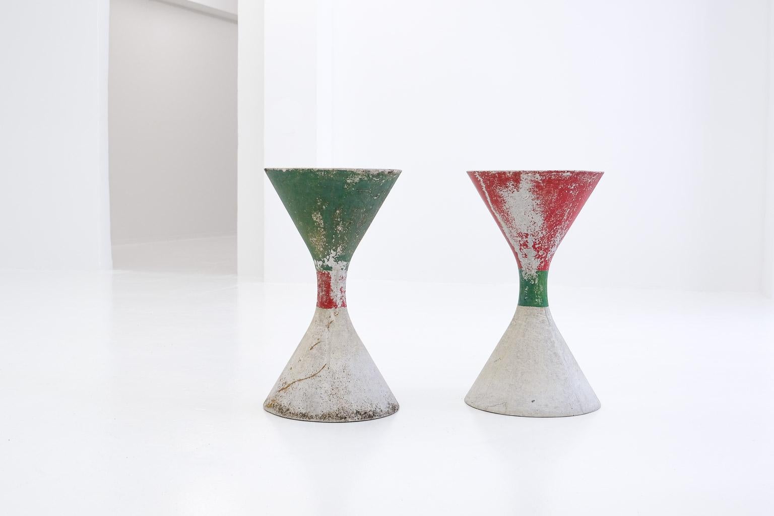 A pair of fibre concrete diabolo planters found in Provence. We honestly have no idea who painted them so perfectly, but we think it’s quite beautiful.