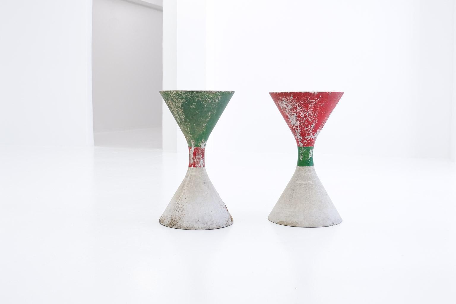 Space Age Coppia di fioriere Diabolo in cemento di Willy Guhl con incantevole dipinto in vendita