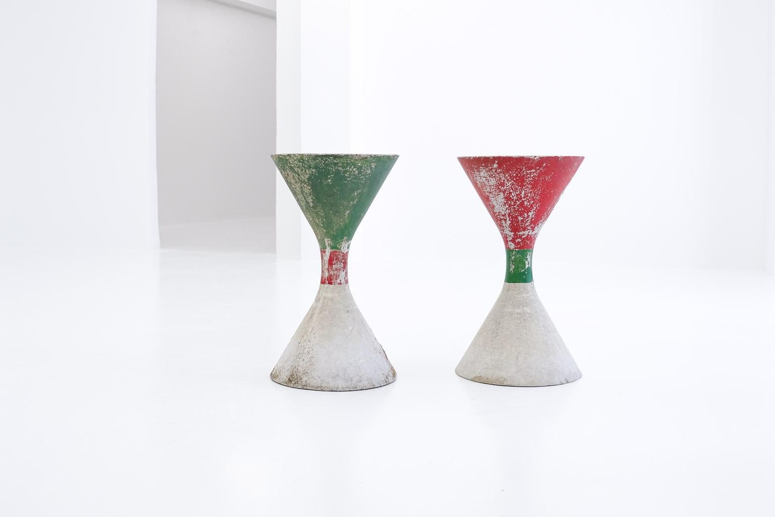 Space Age Pair of concrete Diabolo Planters by Willy Guhl with charming painting For Sale