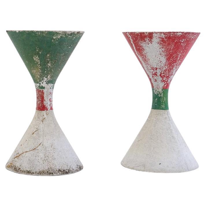Pair of concrete Diabolo Planters by Willy Guhl with charming painting For Sale