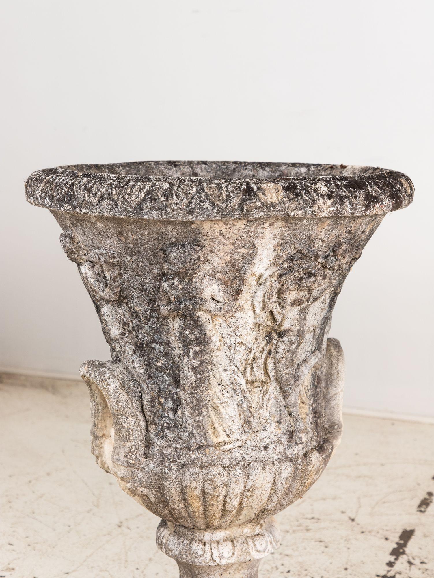 Paire d'urnes de jardin de style néoclassique en béton, Angleterre, début du 20e siècle en vente 1